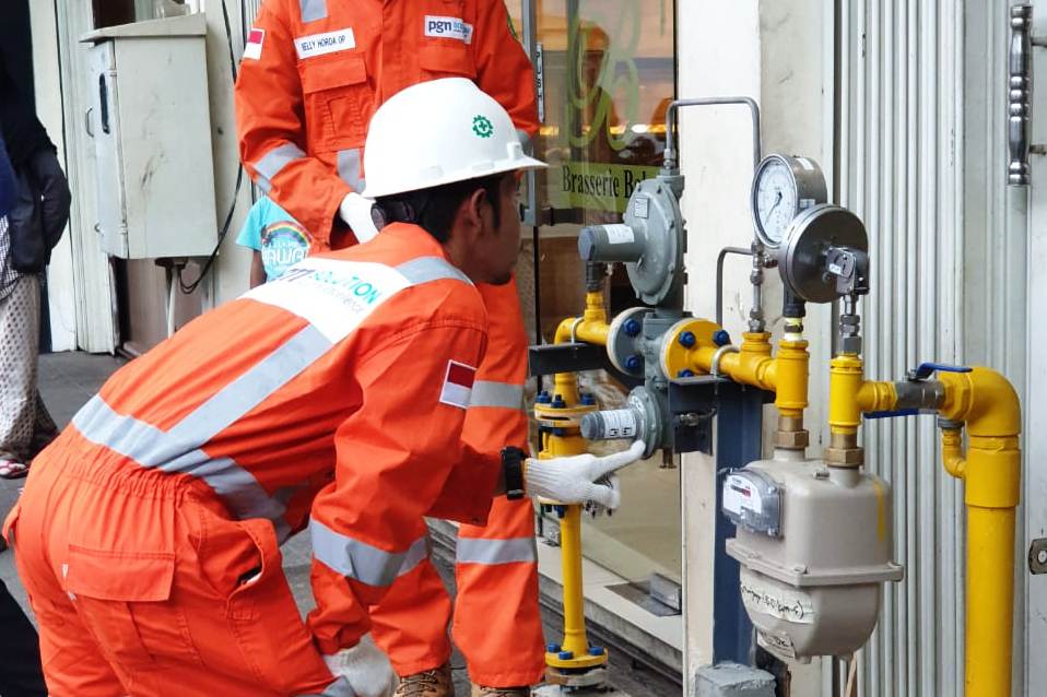 Ilustrasi petugas PGN memeriksa instalasi.