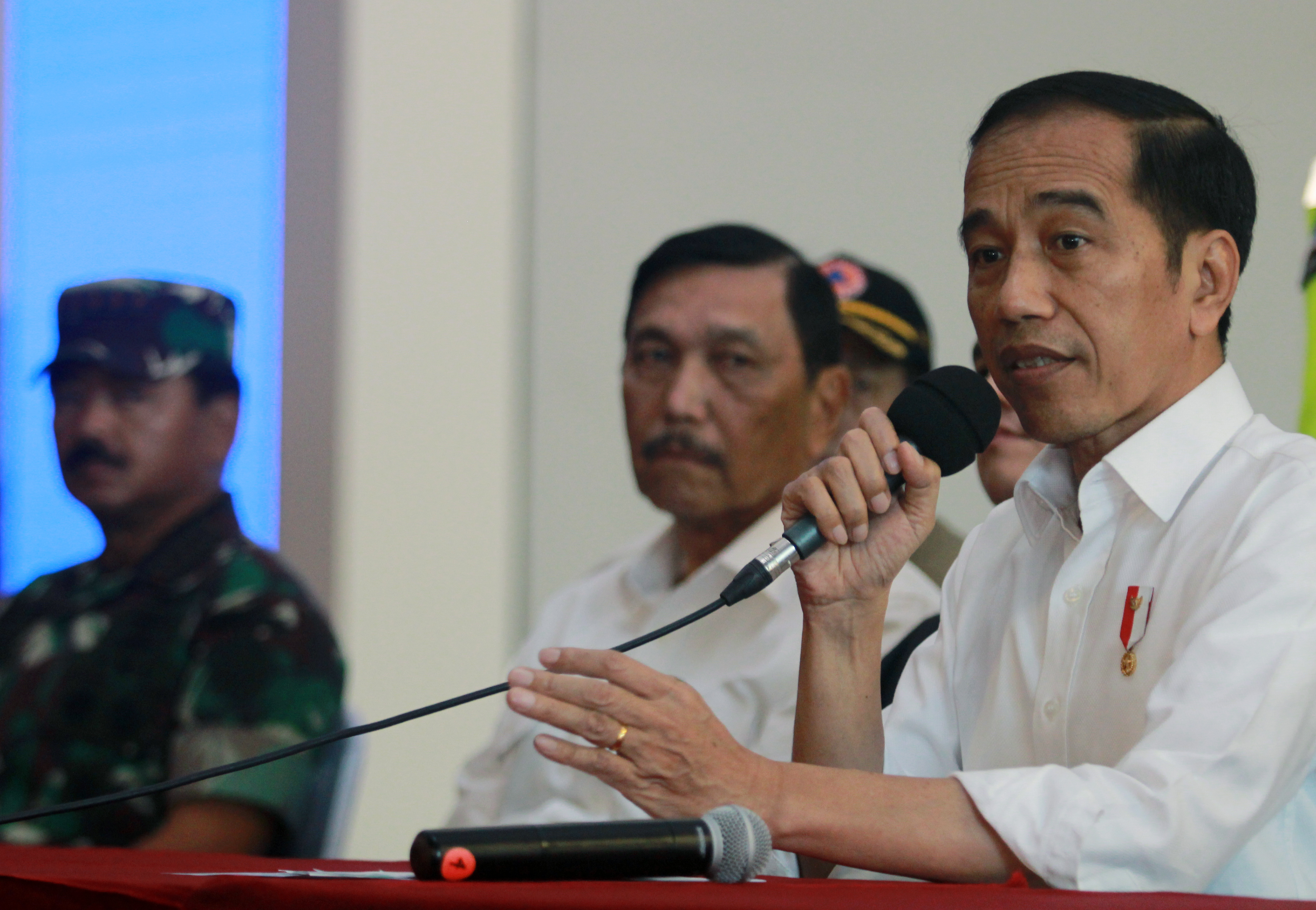 Presiden Jokowi didampingi Menko Kemaritiman Luhut Binsar saat memberikan keterangan pers.