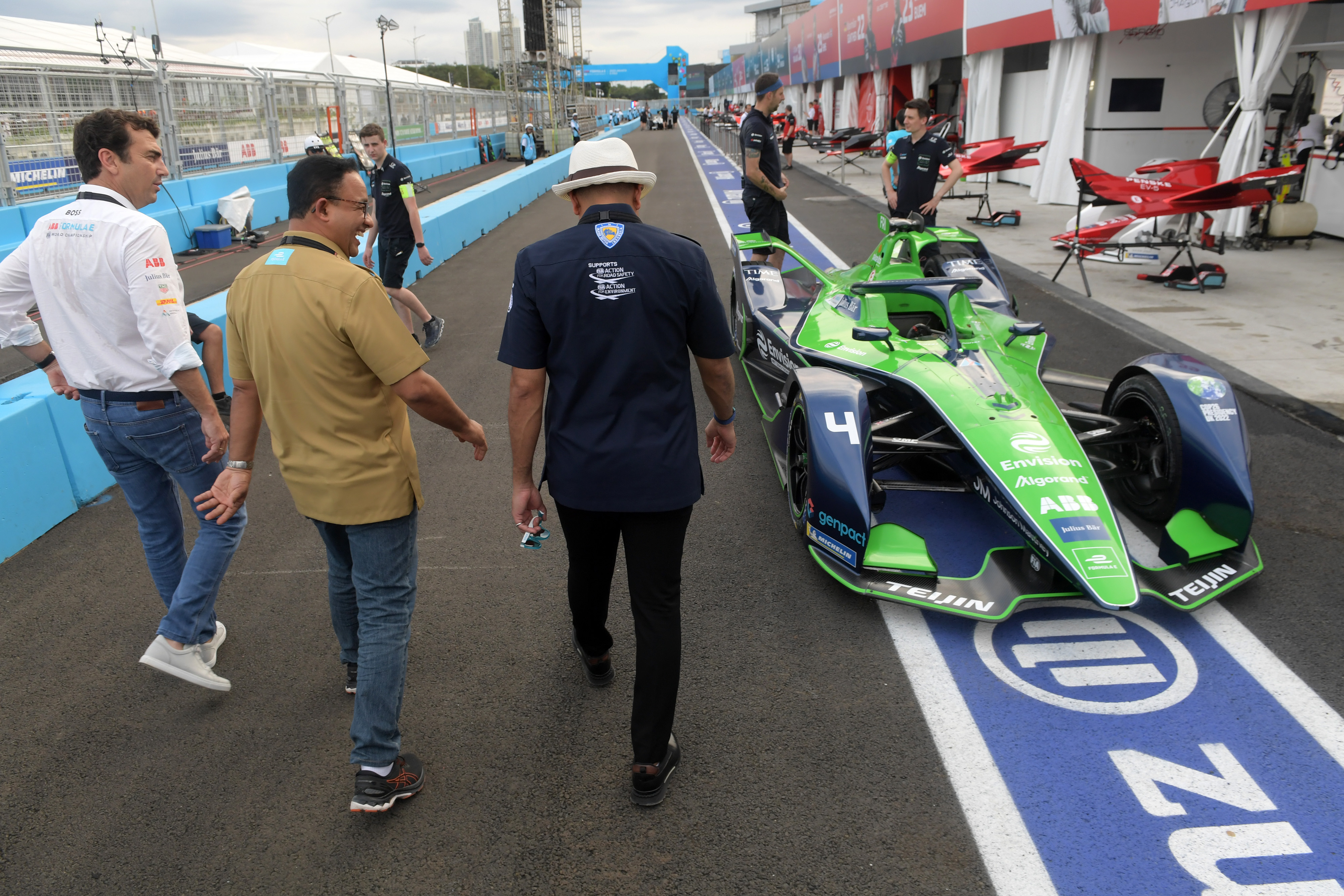  Gubernur DKI Jakarta Anies Baswedan (tengah) meninjau paddock tim balap Formula E di Jakarta International E-Prix Circuit (JIEC), Jakarta.