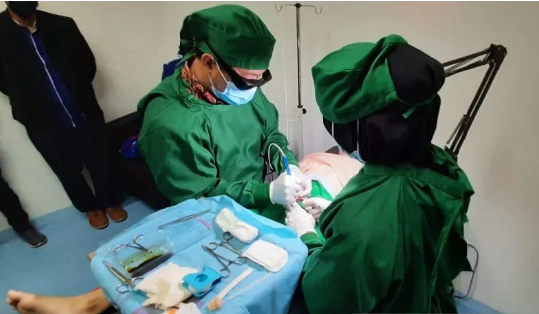 Dokter melakukan prosedur sunat