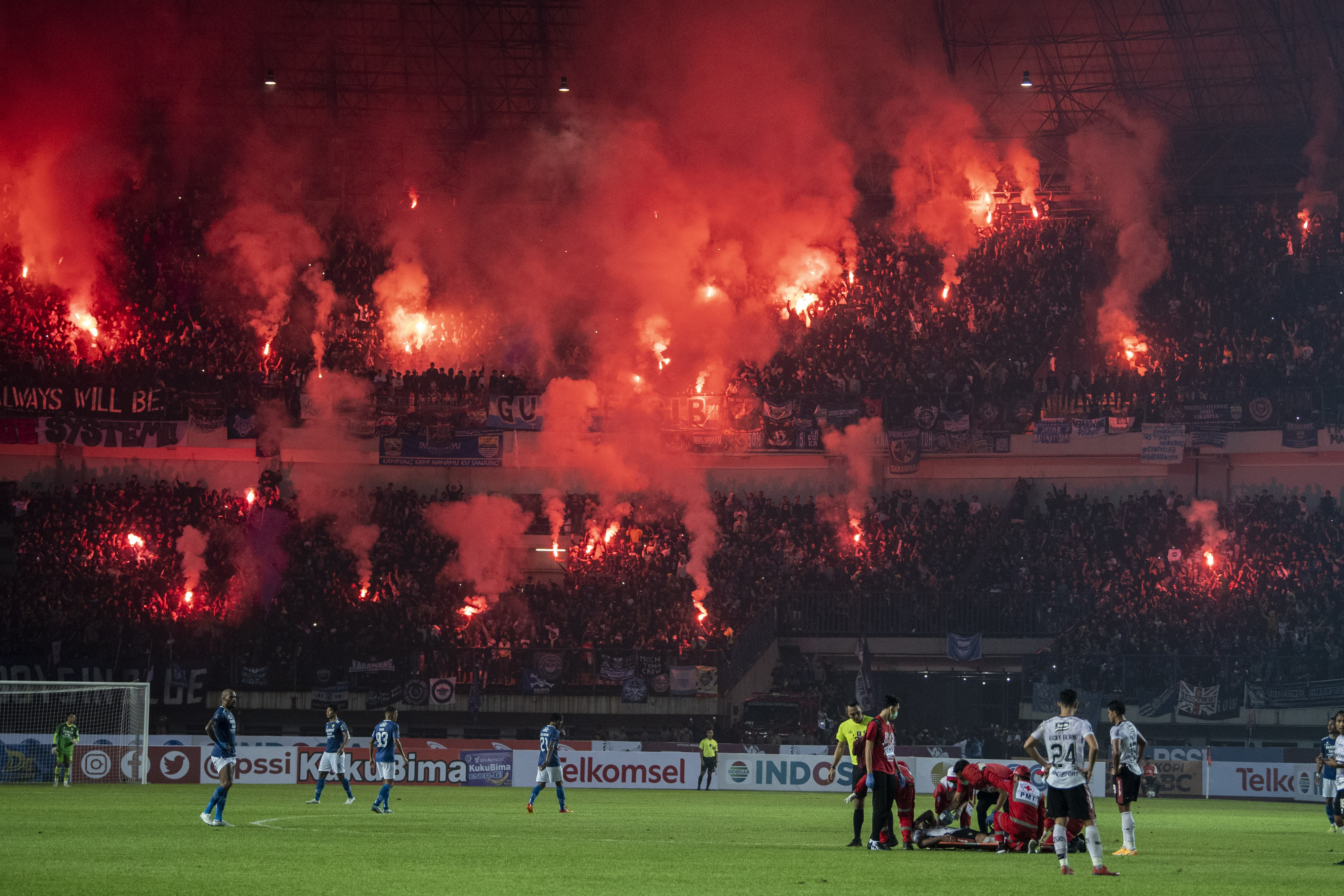 Penonton menyalakan flare saat laga Piala Presiden antara Persib dan Bali United di GBLA.
