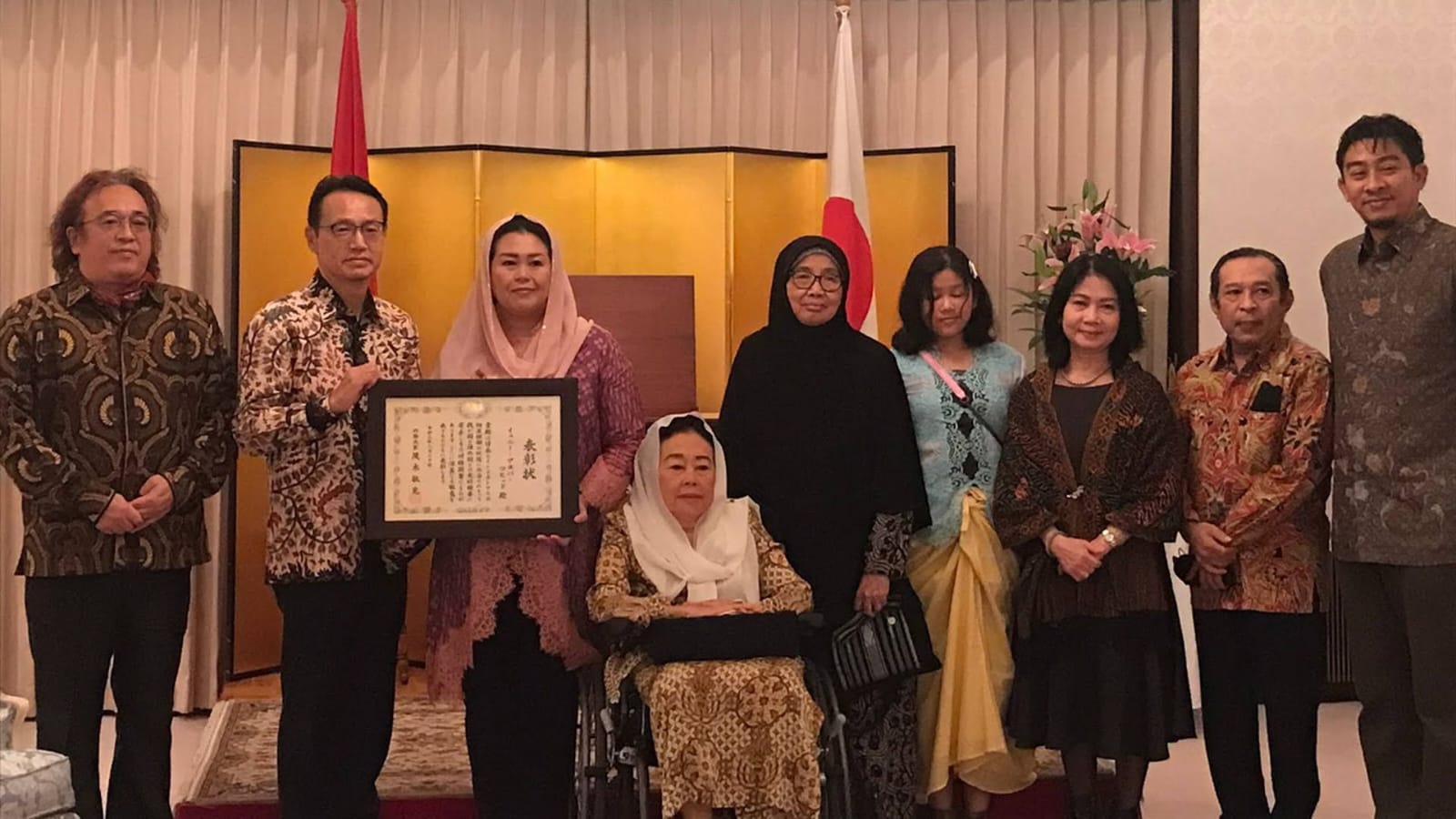 Kementerian Luar Negeri Jepang memberikan penghargaan kepada Direktur Wahid Foundation Yenny Wahid. 
