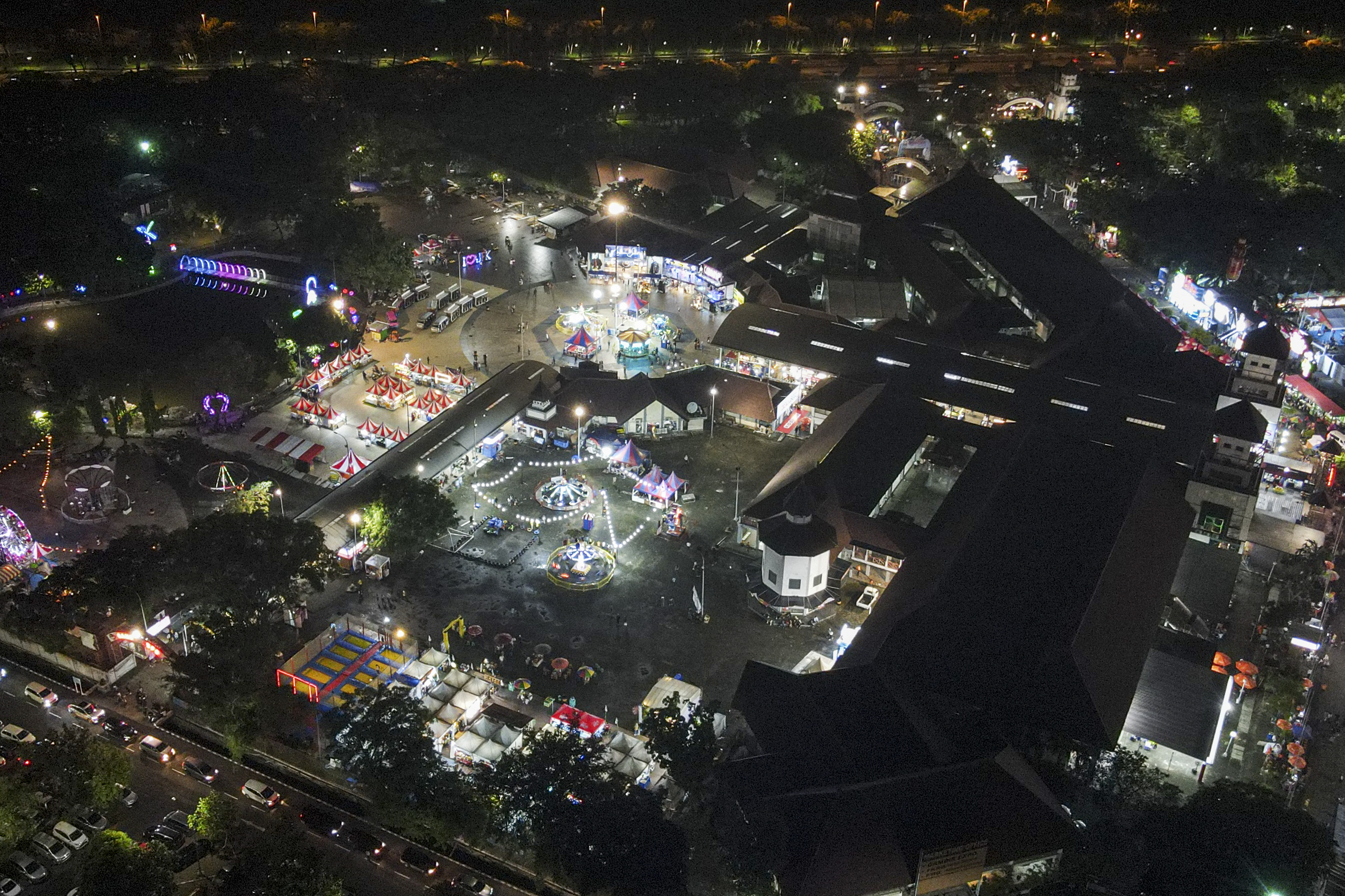 Suasana Jakarta Fair 2022 di JIExpo Kemayoran, Jakarta, Kamis (9/6).