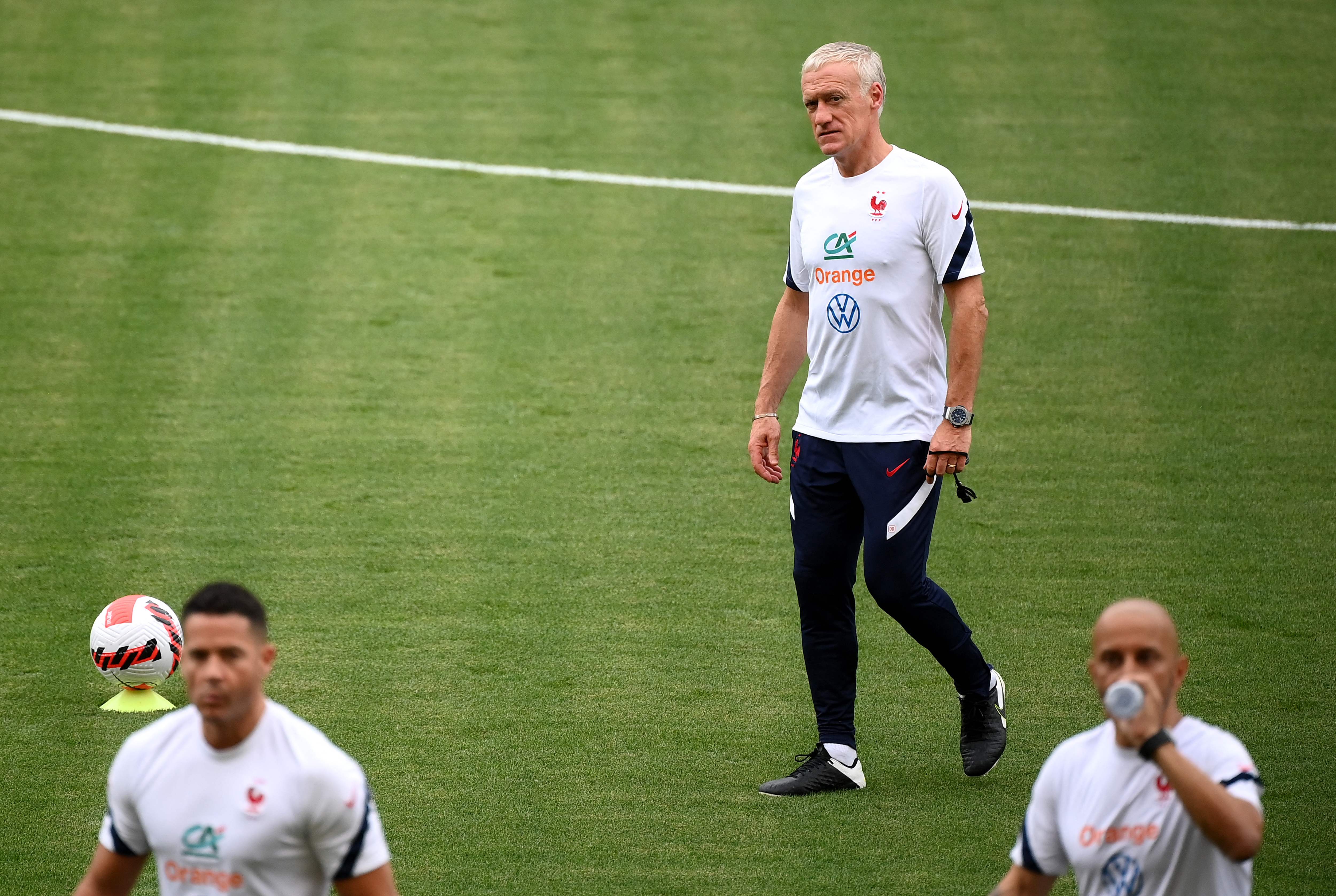 Pelatih Prancis Didier Deschamps (tengah)