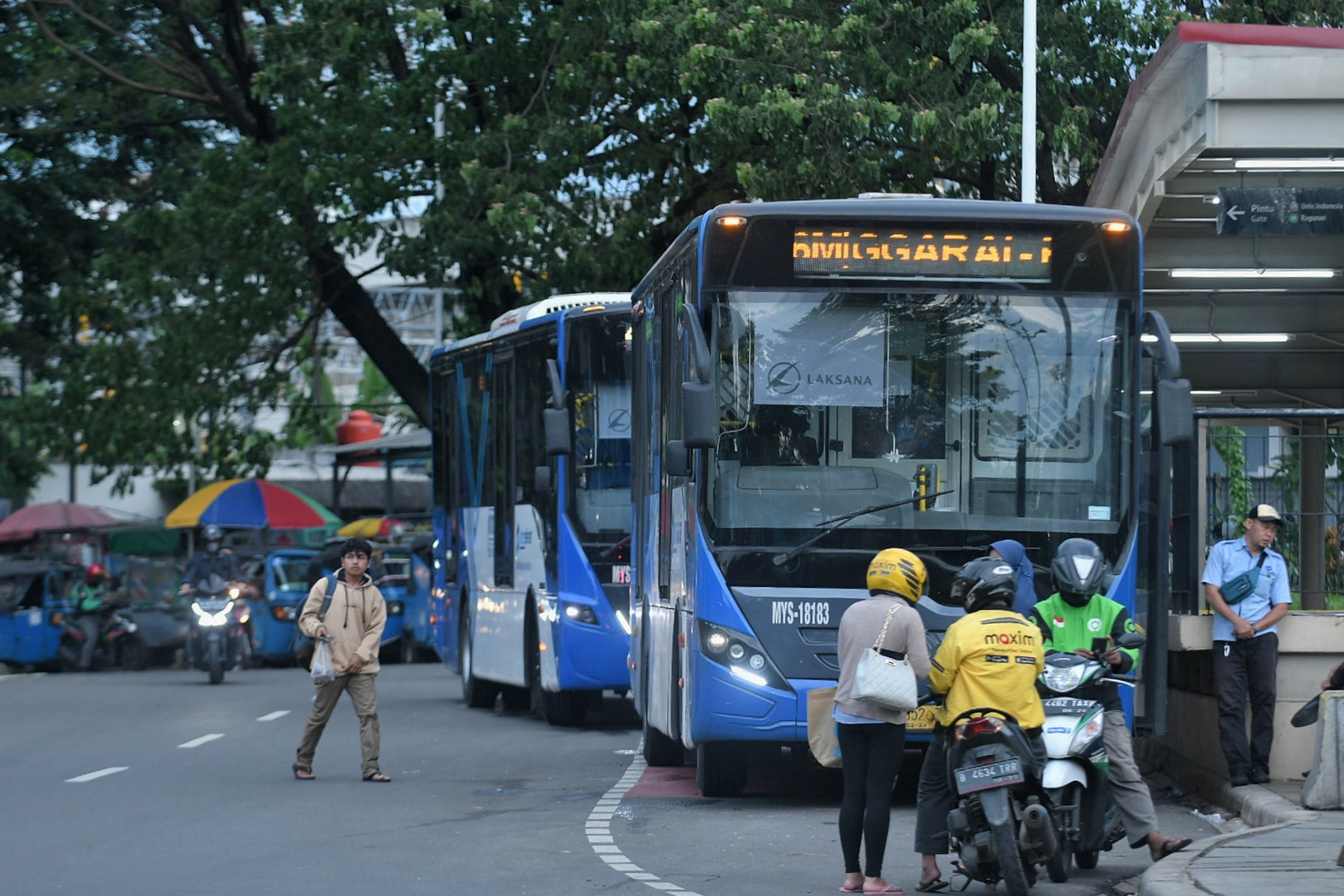 s Transjakarta saat berada di Halte Stasiun Manggarai, Jakarta