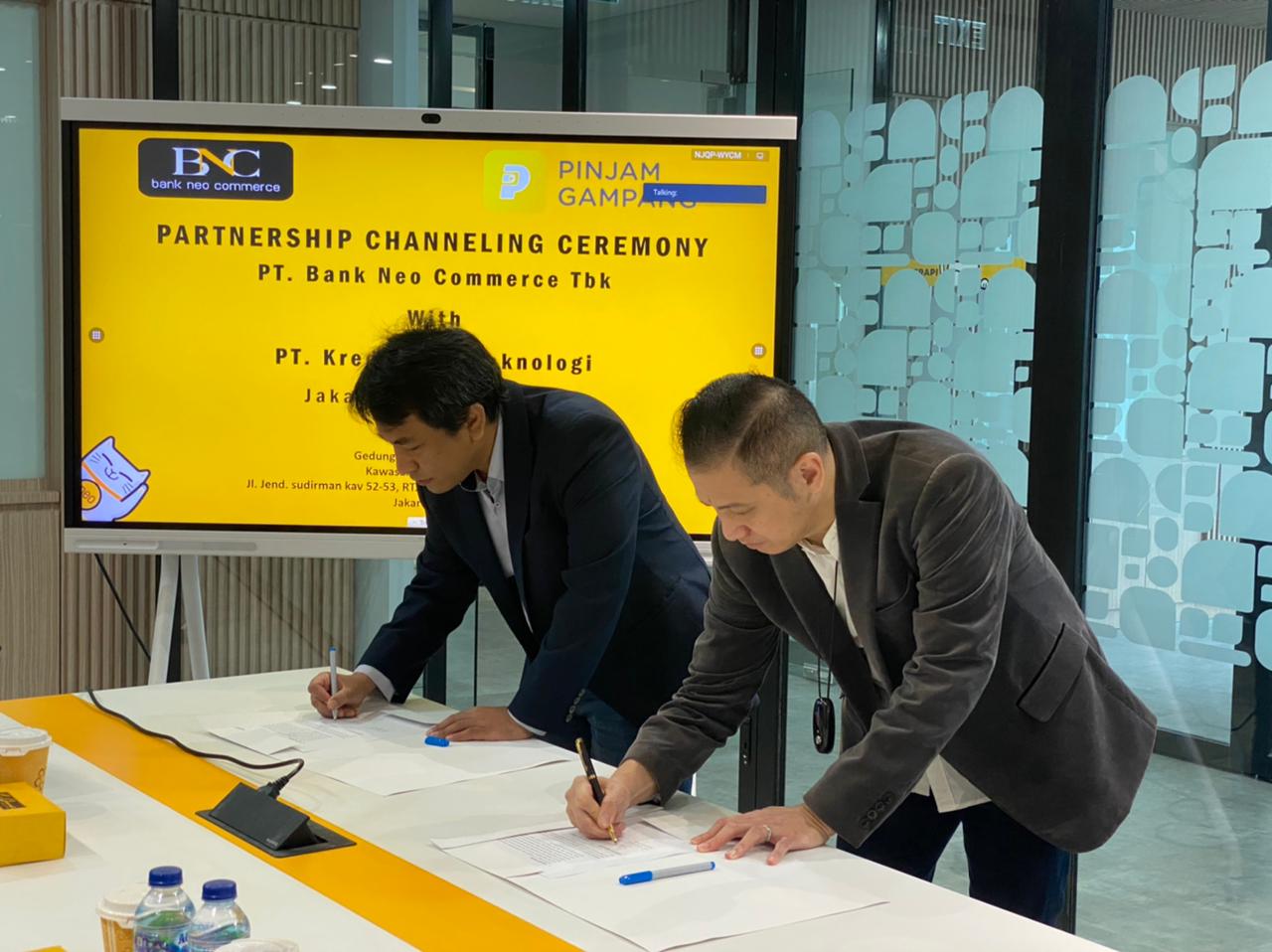 Penandatanganan kerja sama pendanaan Bank Neo Commerce dengan Kredit Plus Teknologi