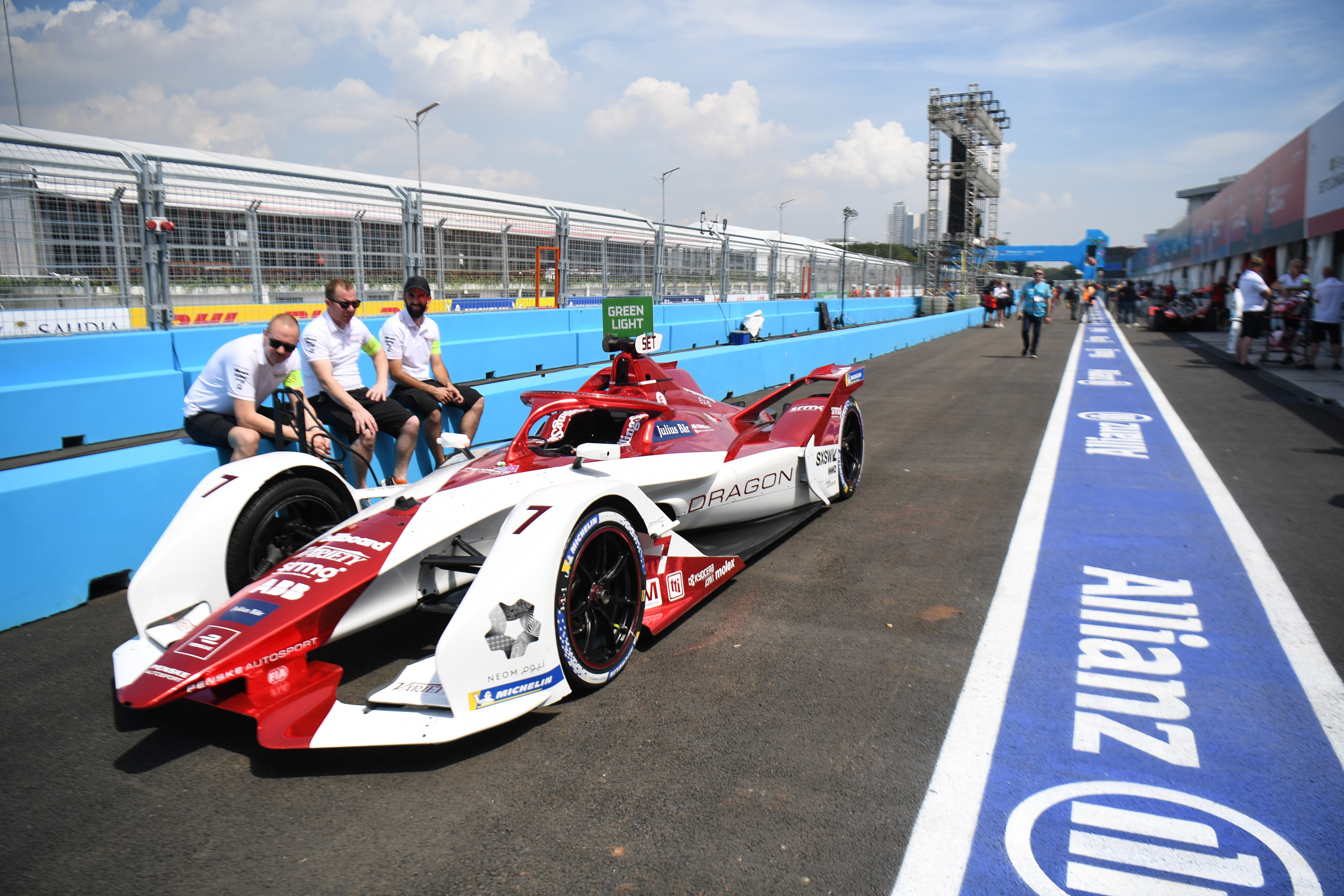 Ofisial tim Dragon Racing menyiapkan mobil balap jelang Formula E Jakarta.