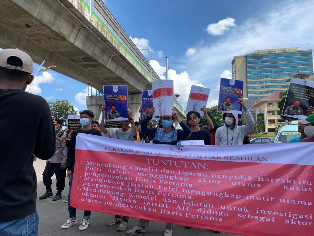 Gerakan Masyarakat Penegak Keadilan (GMPK) menggelar aksi unjuk rasa di Mabes Polri sebagai dukungan kepada Kapolri mengusut tuntas pengania