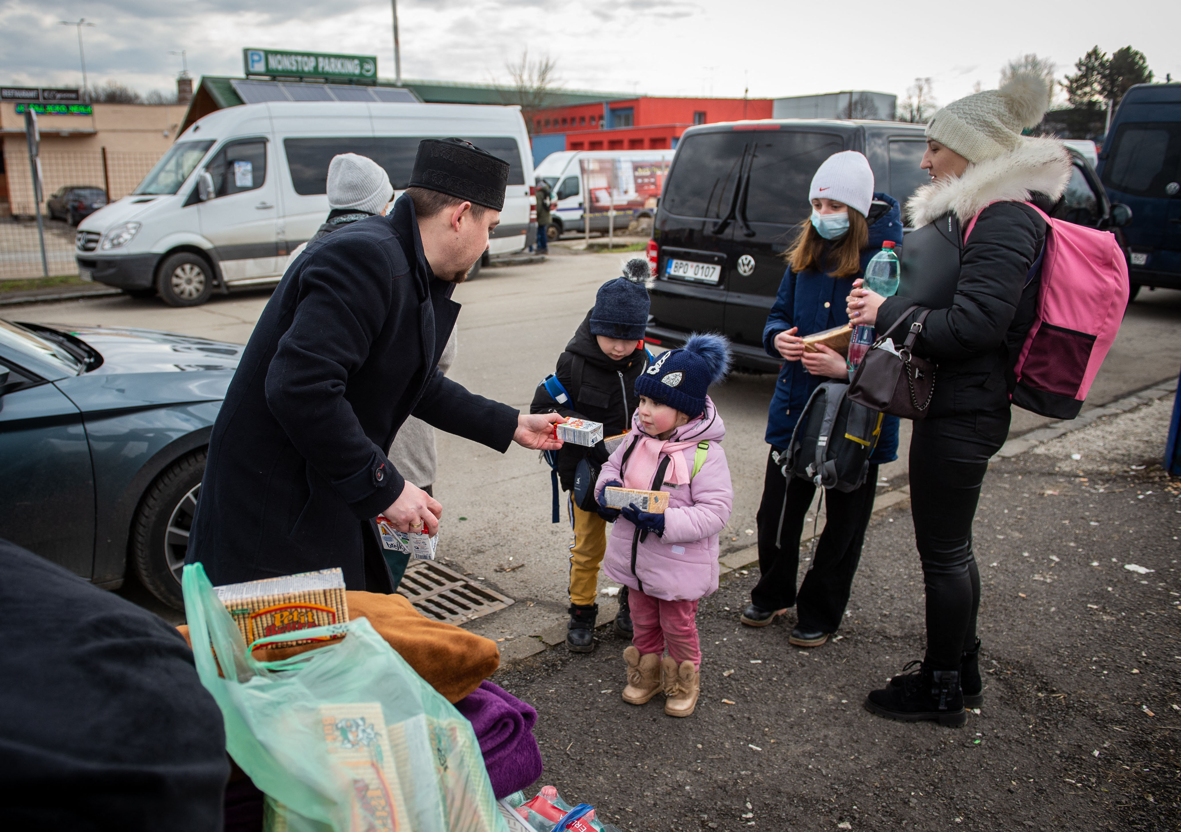 Warga Slovakia memberikan bantuan makanan kepada pengungsi asal Ukraina