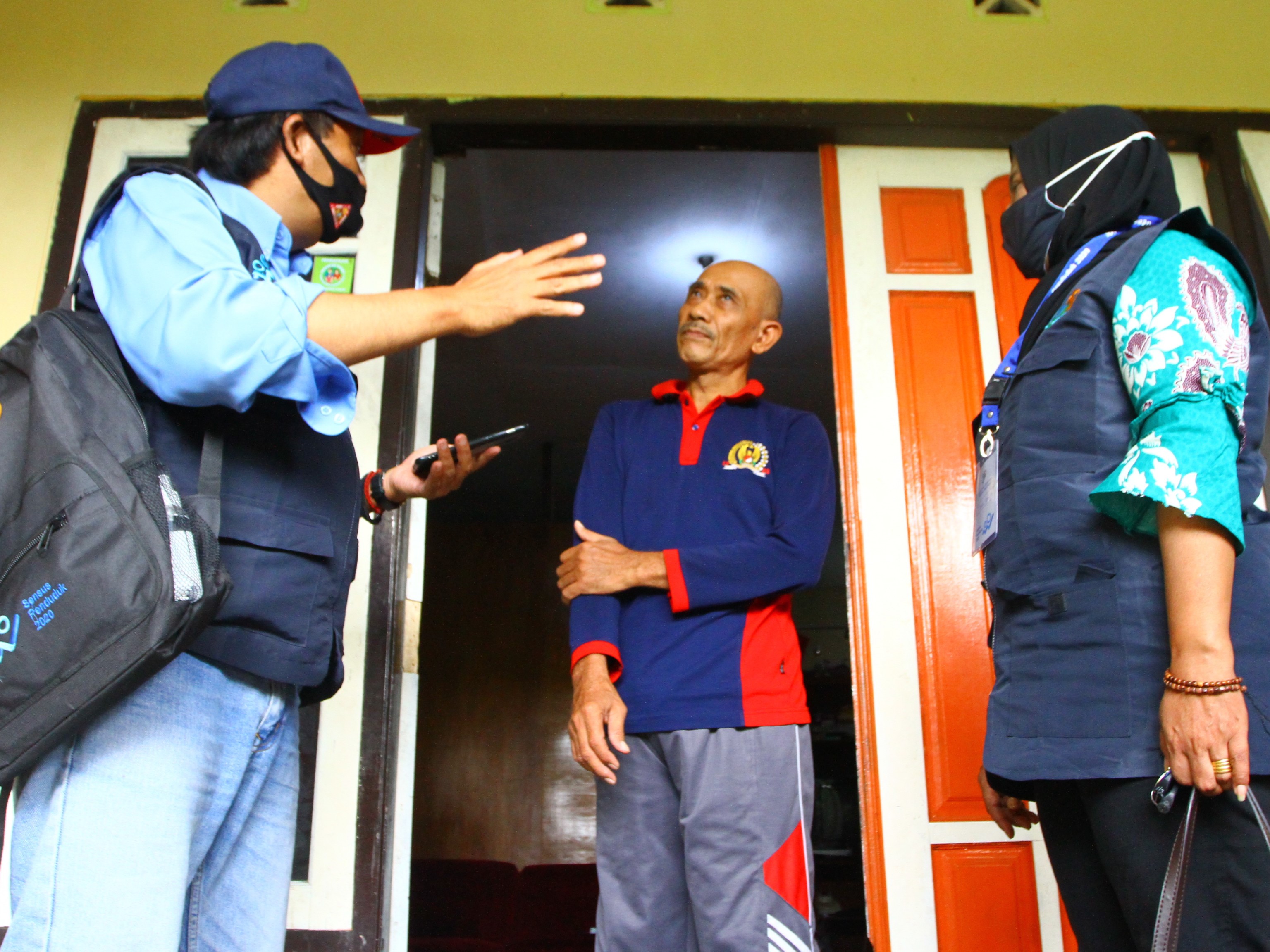 Petugas BPS)melakukan wawancara pada warga dalam pelaksanaan Sensus Penduduk 2020 Lanjutan di Pakis, Malang, Jawa Timur, Senin (13/6/2022).