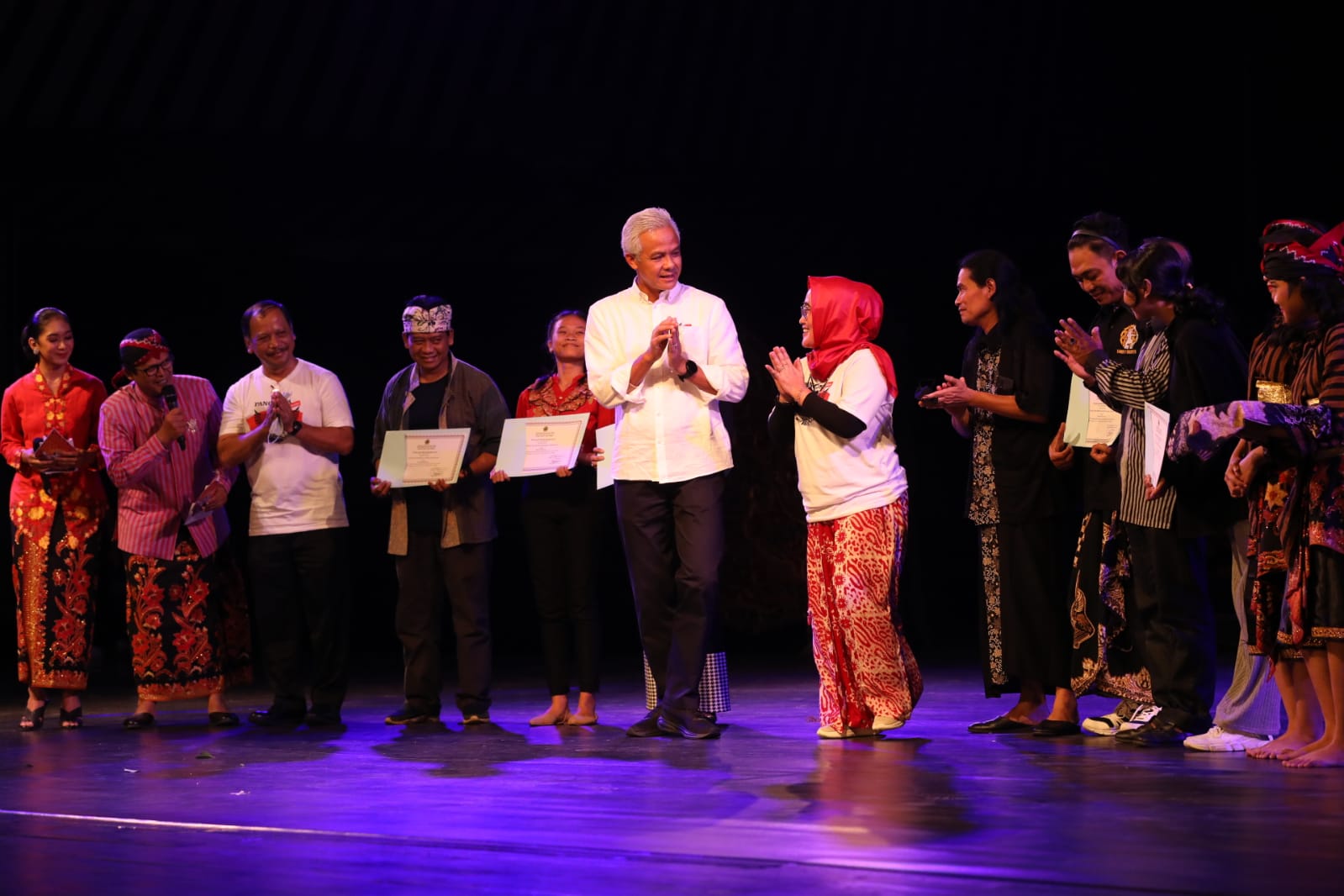 Ganjar Pranowo Dicegat Puluhan Anak-Anak saat Hadiri Gelar Tari Pancasila