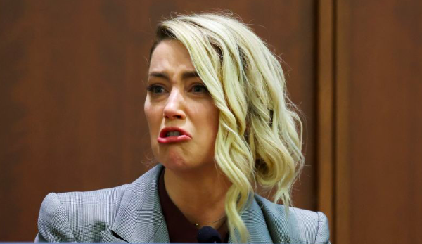 Aktor Amber Heard bersaksi dalam pengadilan defamasi melawan mantan suaminya Johnny Deep diFairfax County Circuit Court, Fairfax, Virginia, 