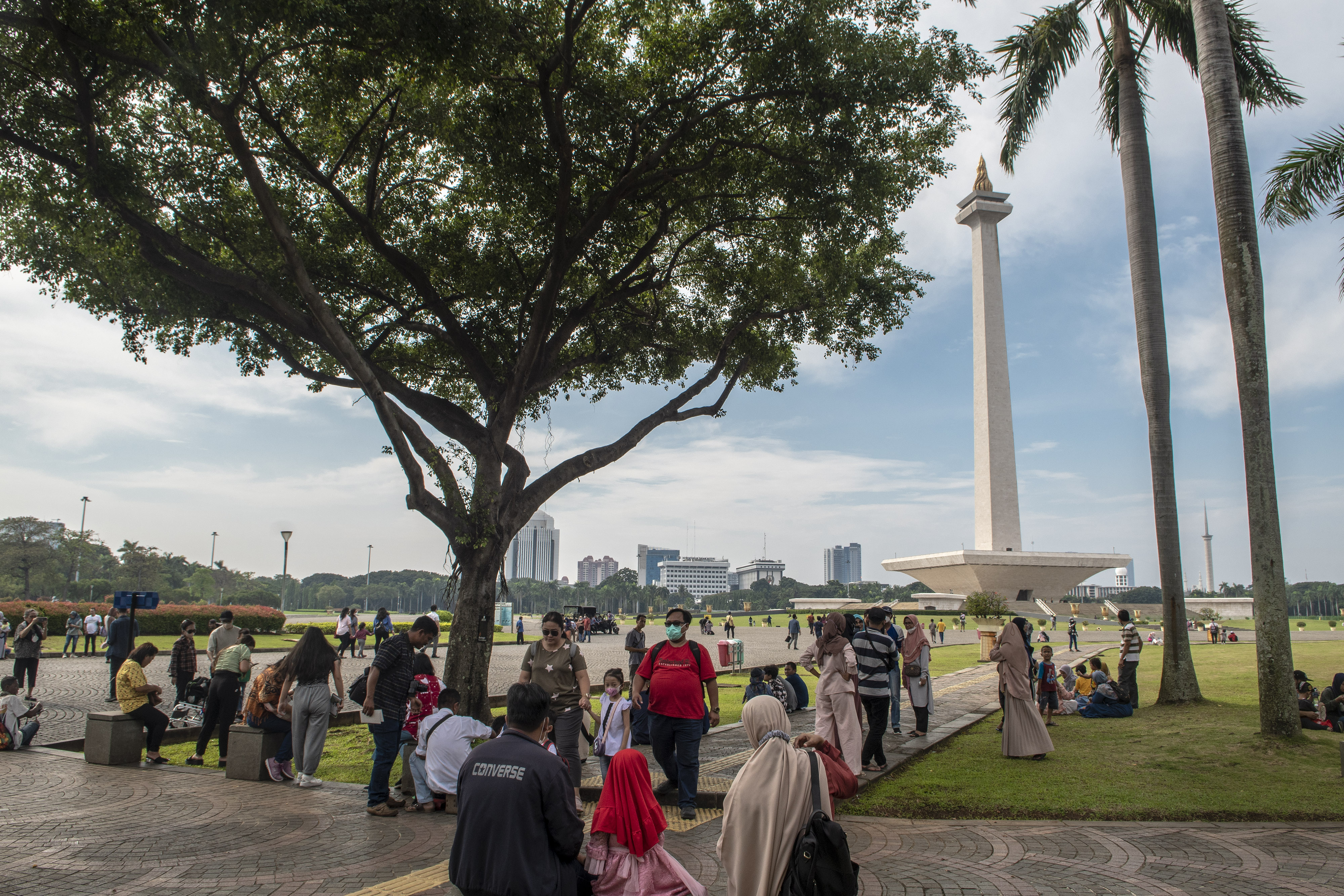 Sejumlah warga menikmati suasana di kawasan Monumen Nasional (Monas), Jakarta, hari ini.