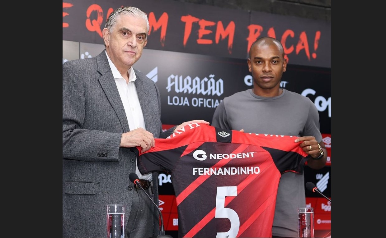 Fernandinho (kanan) saat diperkenalkan sebagai pemain Athletico Paranaense