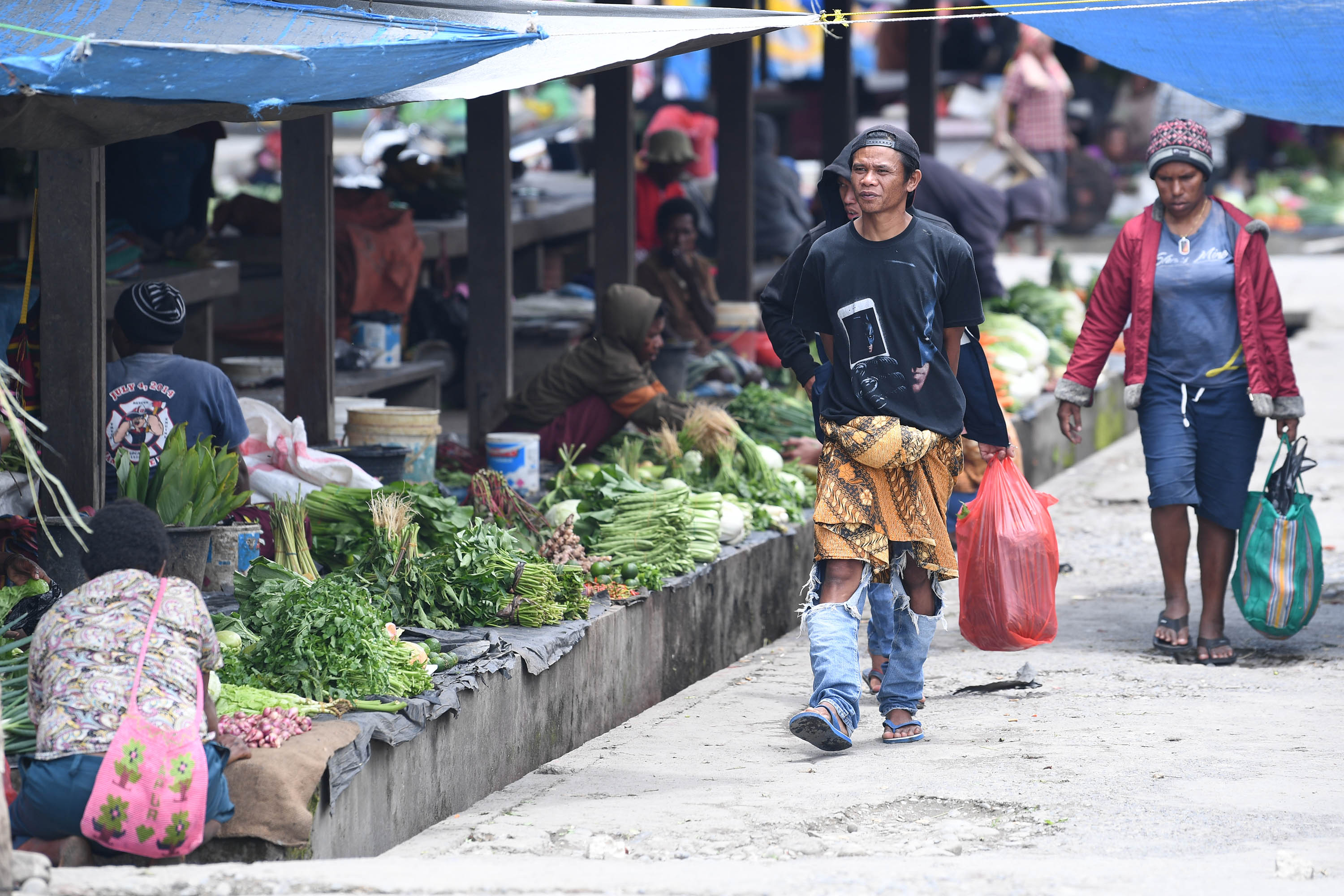 Aktivitas perdagangan di pasar tradisional wilayah Wamena, Papua.