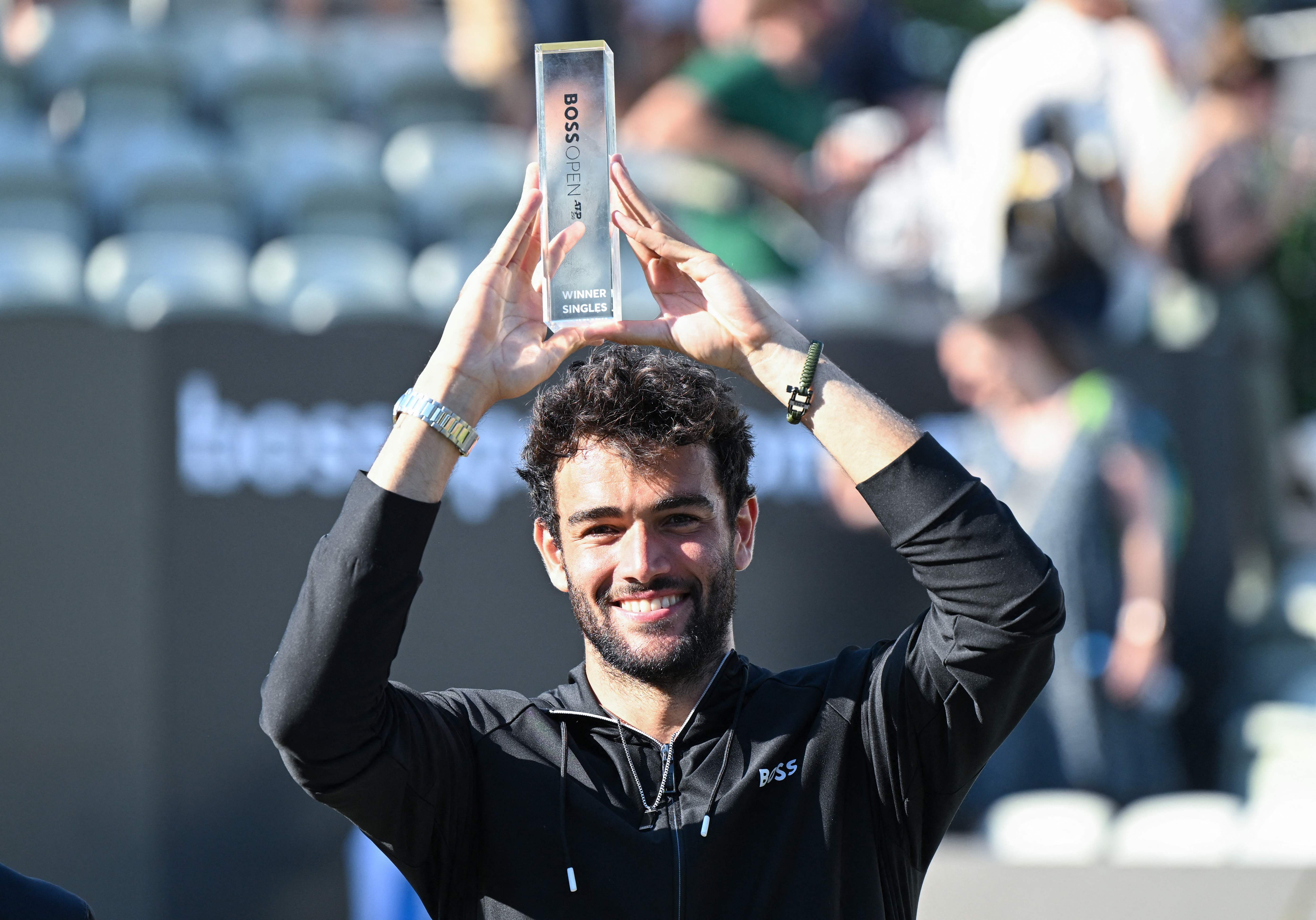 Petenis Italia Matteo Berrettini mengangkat trofi usai menjadi juara di turnamen ATP Stuttgart dengan mengalahkan Andy Murray.