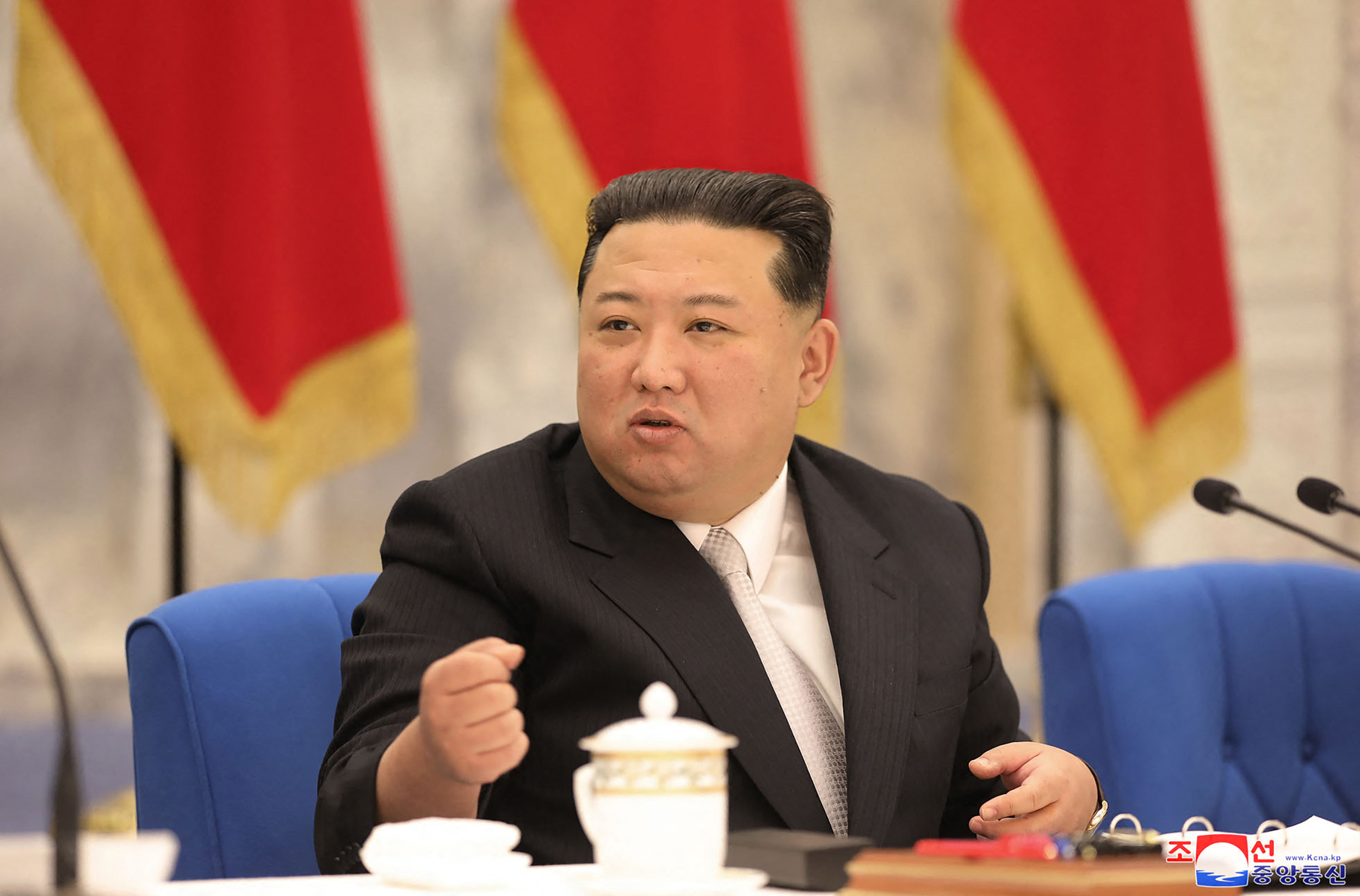 Pemimpin Korea Utara Kim Jong-un saat menghadiri sebuah pertemuan.