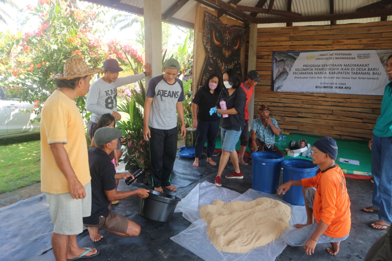 Fakultas Pertanian, Universitas Warmadewa (FP-Unwar) memperkenalkan pakan fermentasi berbahan dedak guna memenuhi kebutuhan pakan ikan para 
