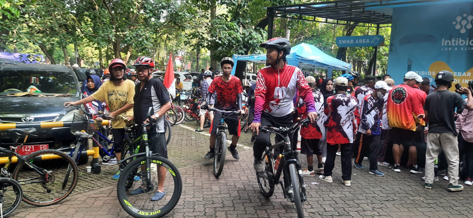 Gowes dalam rangkaian peringatan Hari Lingkungan Hidup 2022 di Jakarta, Minggu (5/6)