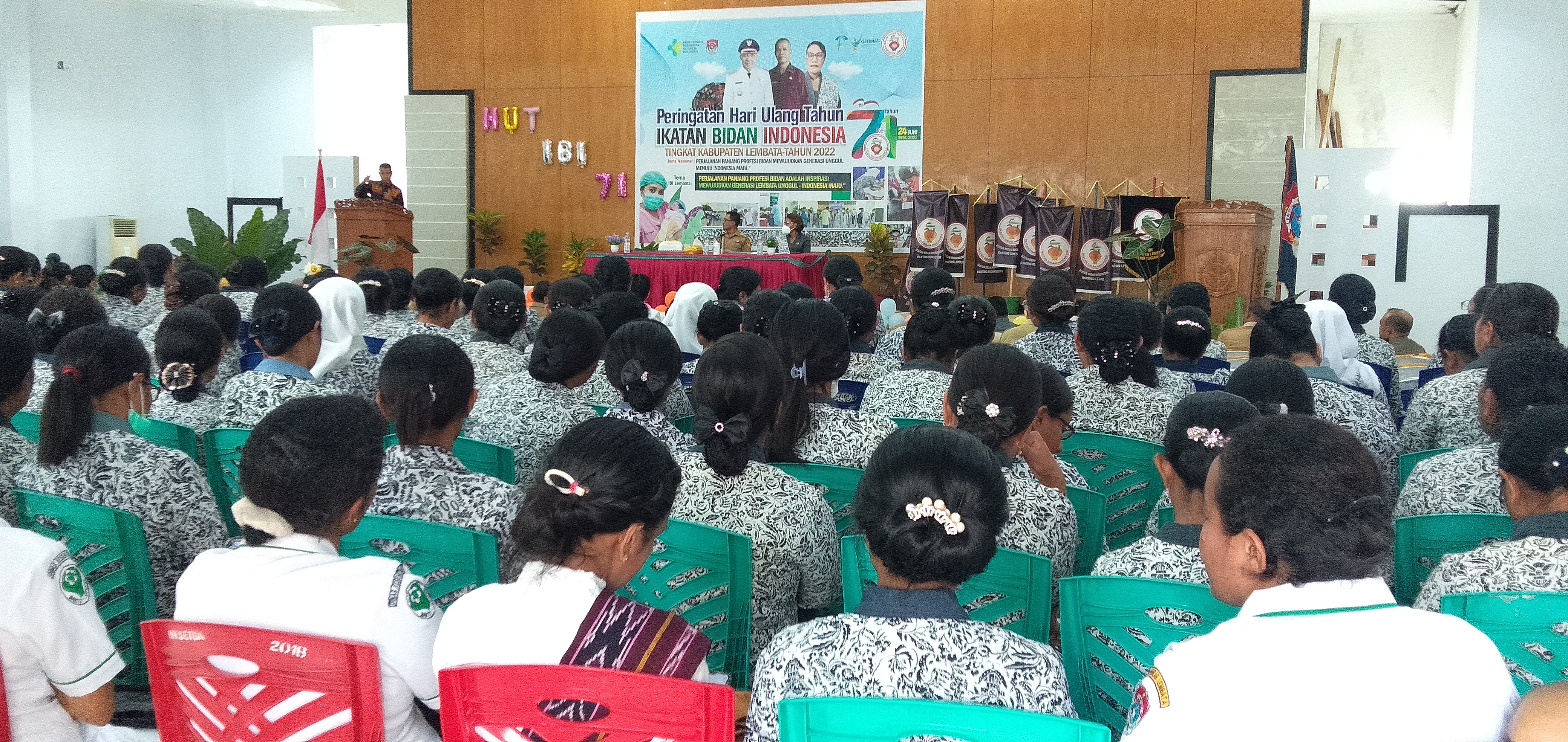 Peringatan Hari ulang tahun Ikatan Bidan Indonesia (IBI) ke 71 di aula Kantor Bupati Lembata, Senin (27/6/2022).