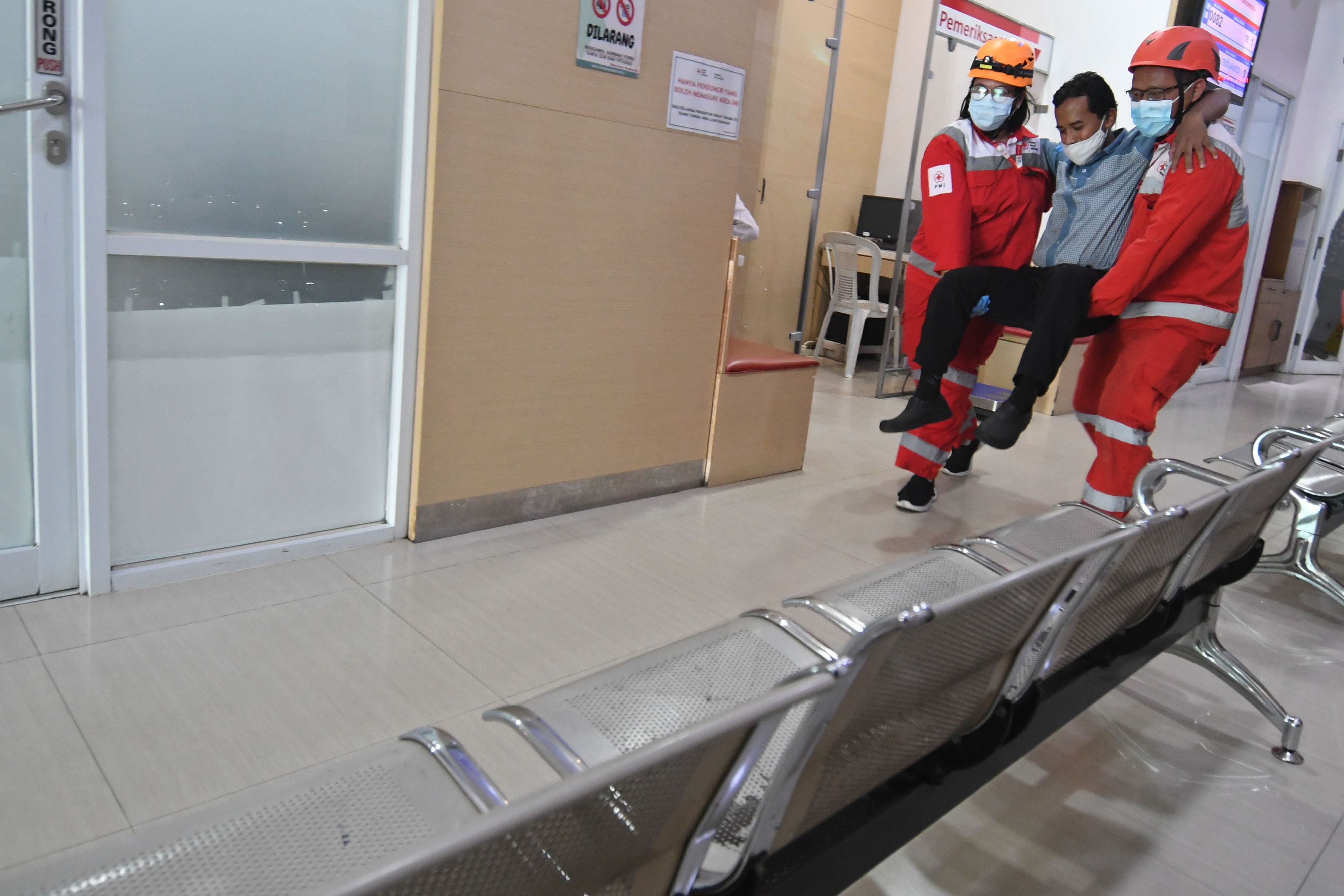 SIMULASI: Petugas mengevakuasi pemeran korban luka dalam simulasi kesiapsiagaan bencana gempa bumi di Gedung PMI DKI Jakarta, Selasa (26/4).