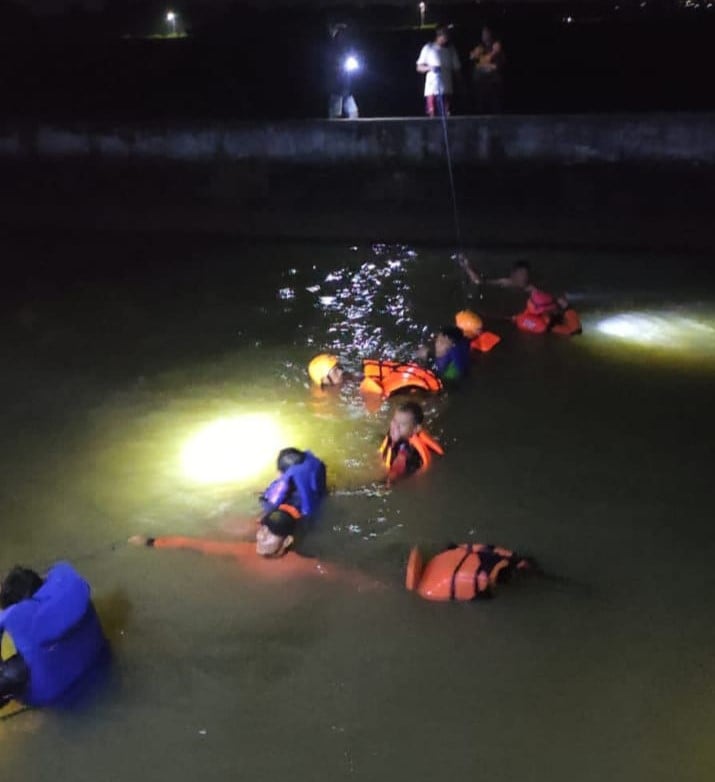 Pencarian tim SAR gabungan menyirsir arus Bengawan Solo mencari dua bocah hanyut dan ditemukan dalam kondisi meninggal dunia, Senin malam (1