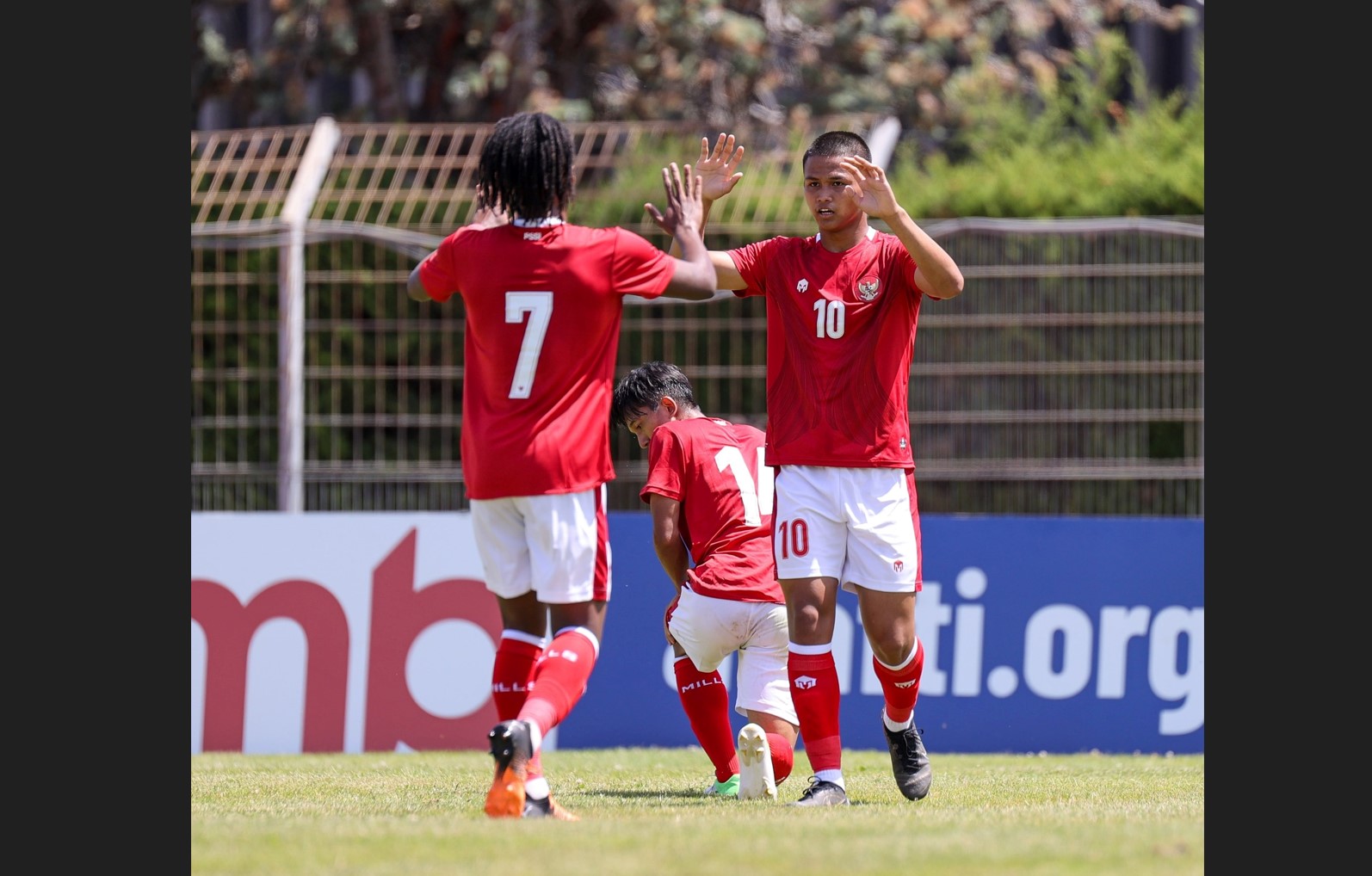 Para pemain Indonesia melakukan selebrasi usai mencetak gol ke gawang Ghana di laga Piala Toulon.
