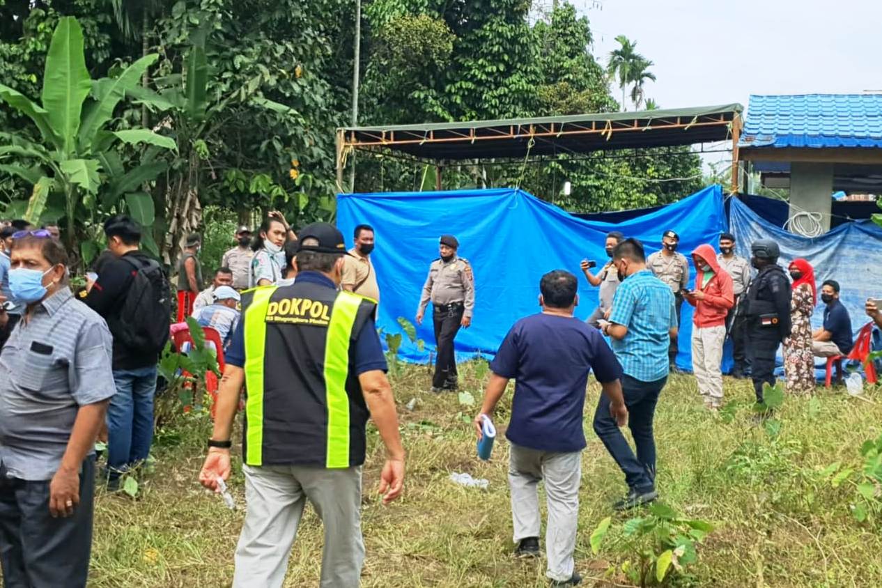 Proses penggalian kuburan diduga korban kekerasan di kerangkeng manusia milik Bupati Langkat nonaktif TRP beberapa waktu lalu.