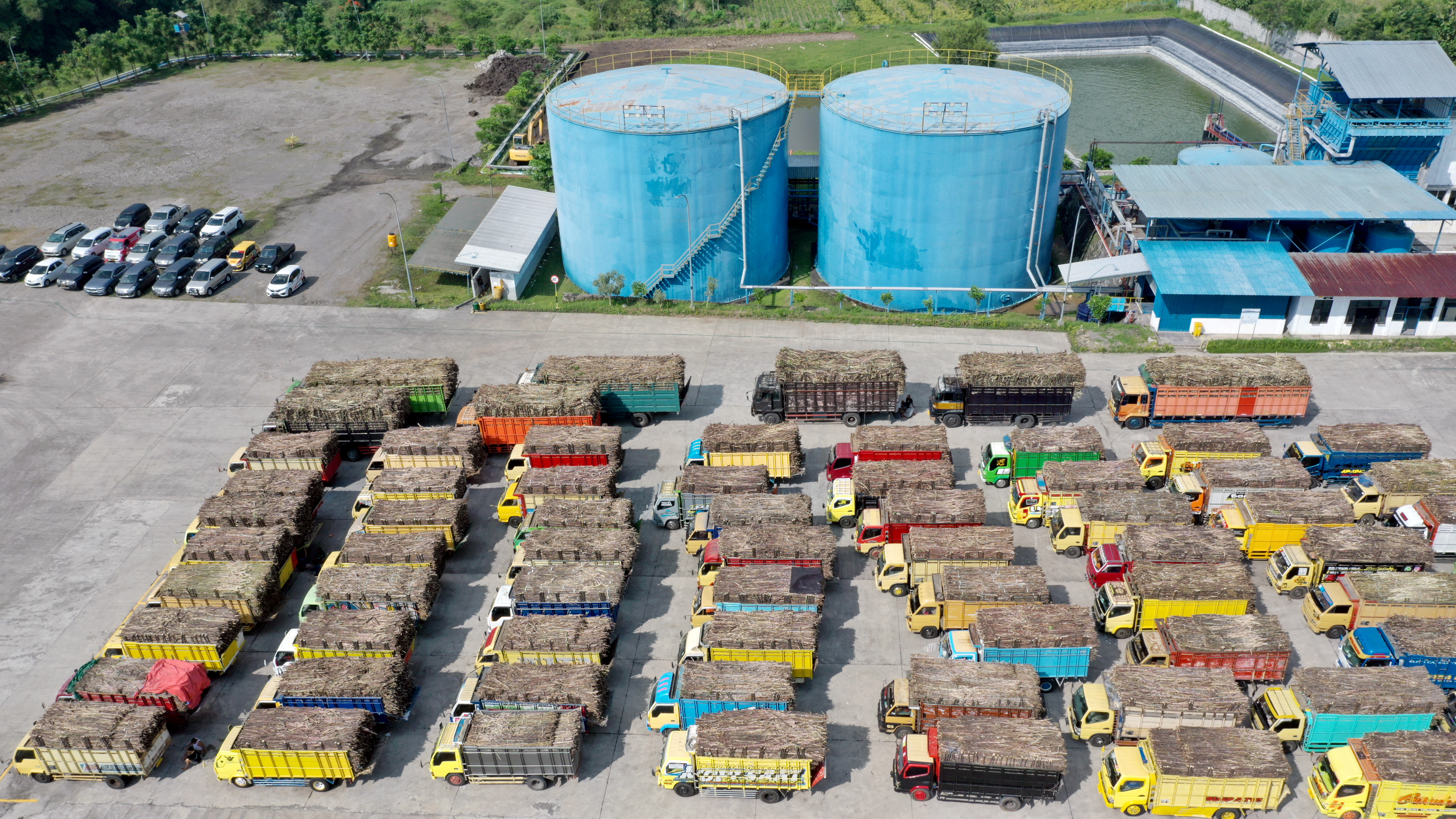 Foto udara antrean truk pengangkut tebu di Pabrik Gula PT Rejoso Manis Indo (RMI) Blitar, Jawa Timur, Rabu (25/5/2022).