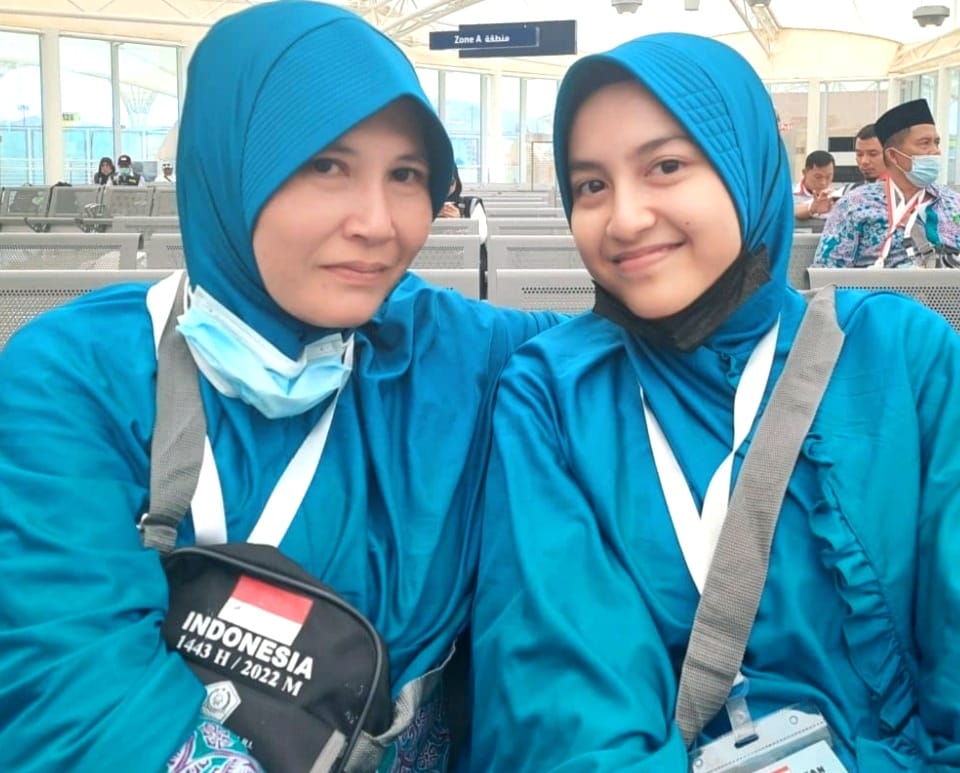 Imla Rosyidi (kanan) ditemani ibunya Lilis Laelasari 