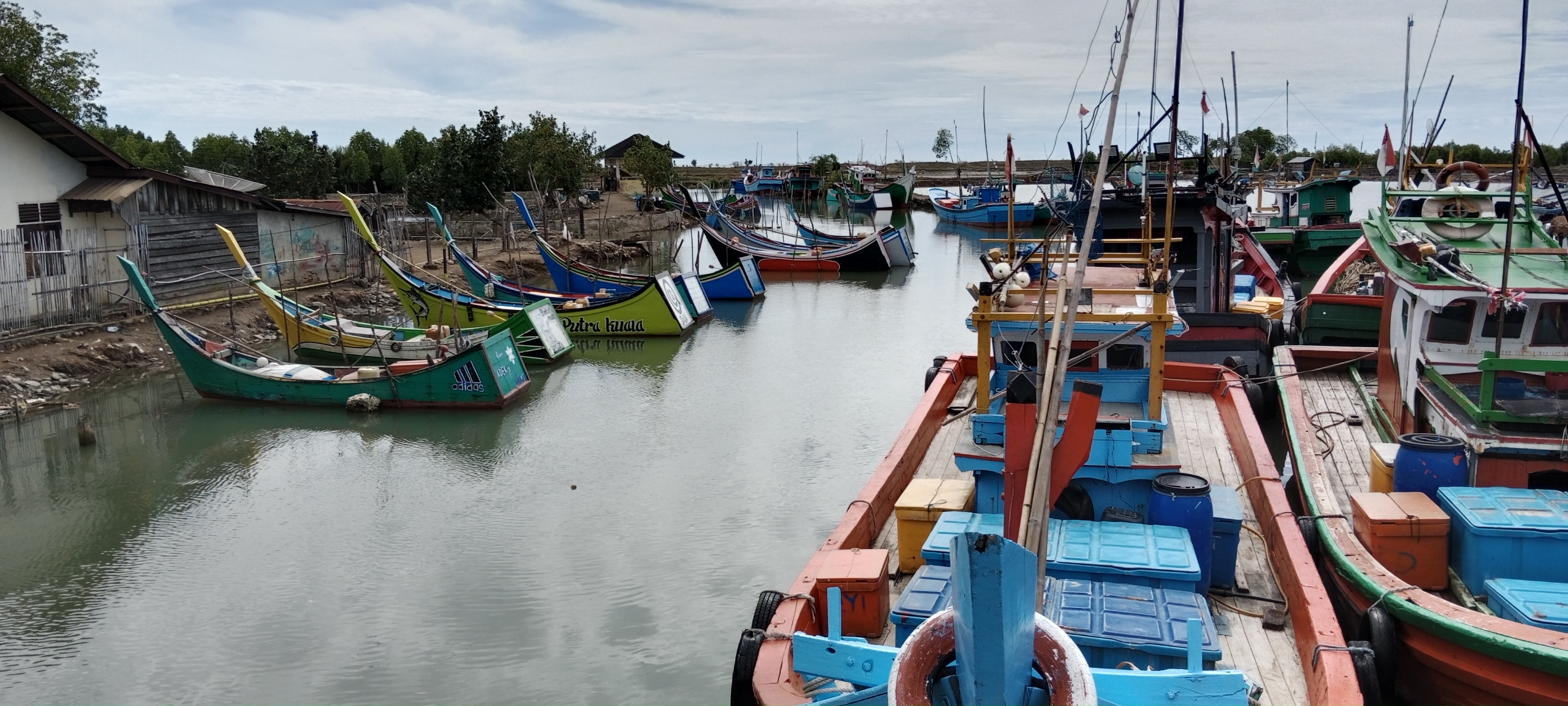 Puluhan kapal kayu milik nelayan tradisional tidak berlayar di Dermaga Perkampungan Gigieng, Kecamatan Simpang Tiga, Kabupaten Pidie, Aceh