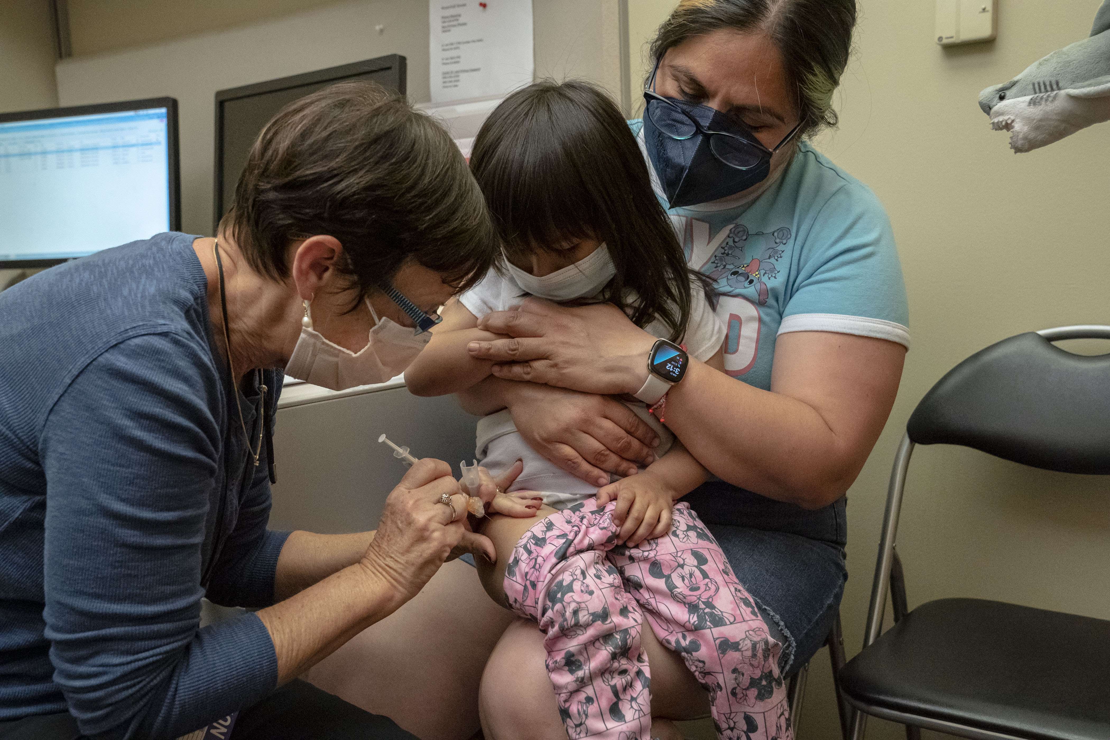 Deni Valenzuela, 2, menerima dosis pertama vaksin covid-19 Pfizer di Seattle, Amerika Serikat, Selasa (21/6).