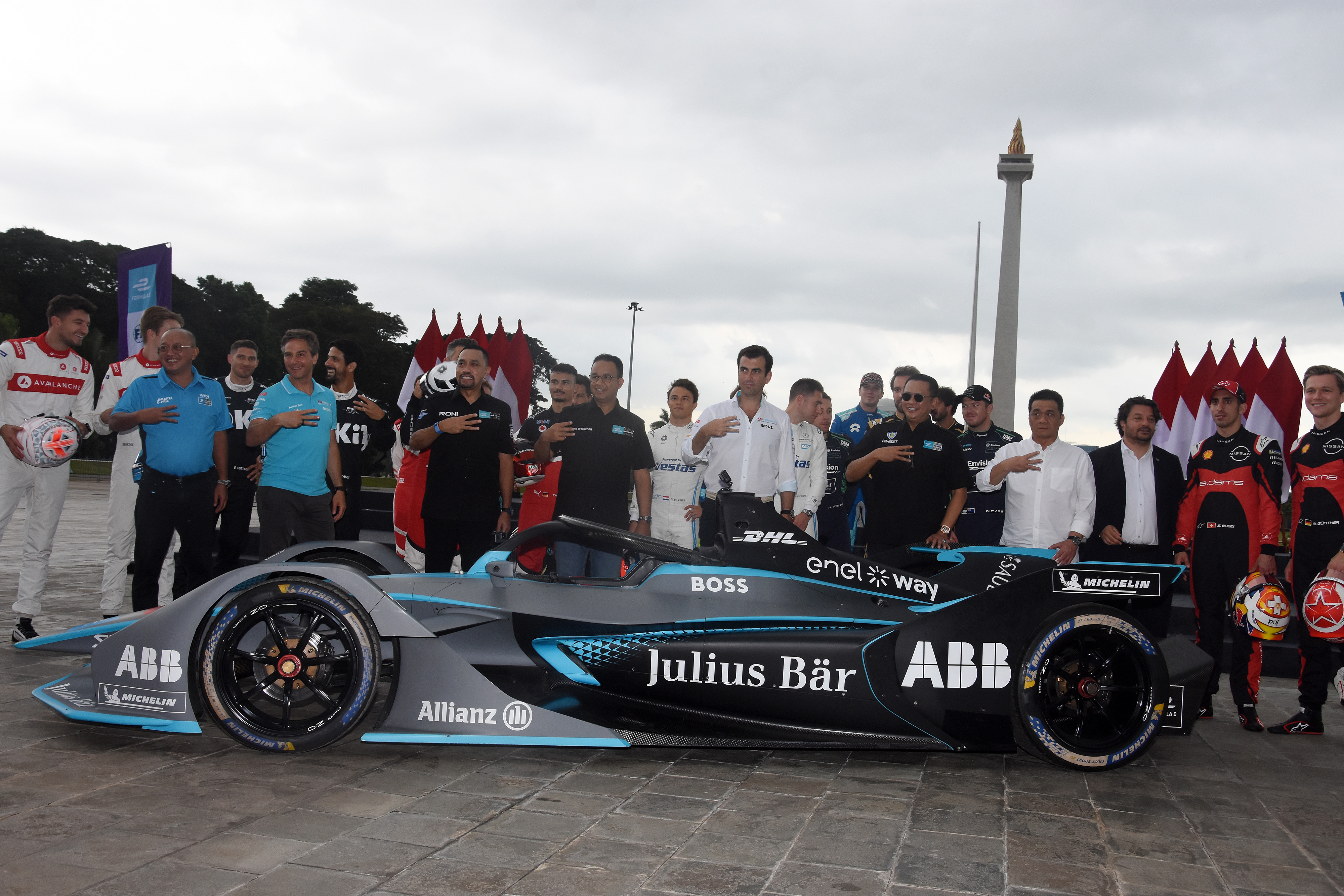 Gubernur DKI Jakarta Anies Baswedan (keempat kiri), Ketua Formula E Jakarta Ahmad Sahroni (ketiga kiri), Chief Championship Officer Formula 
