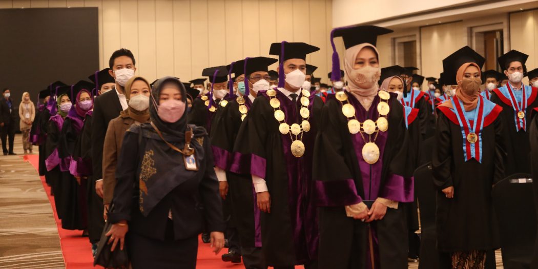Wisudawan Universitas Bina Darma menerima ijazah dan transkrip nilai dalam format digital pada wisuda tahun 2022.