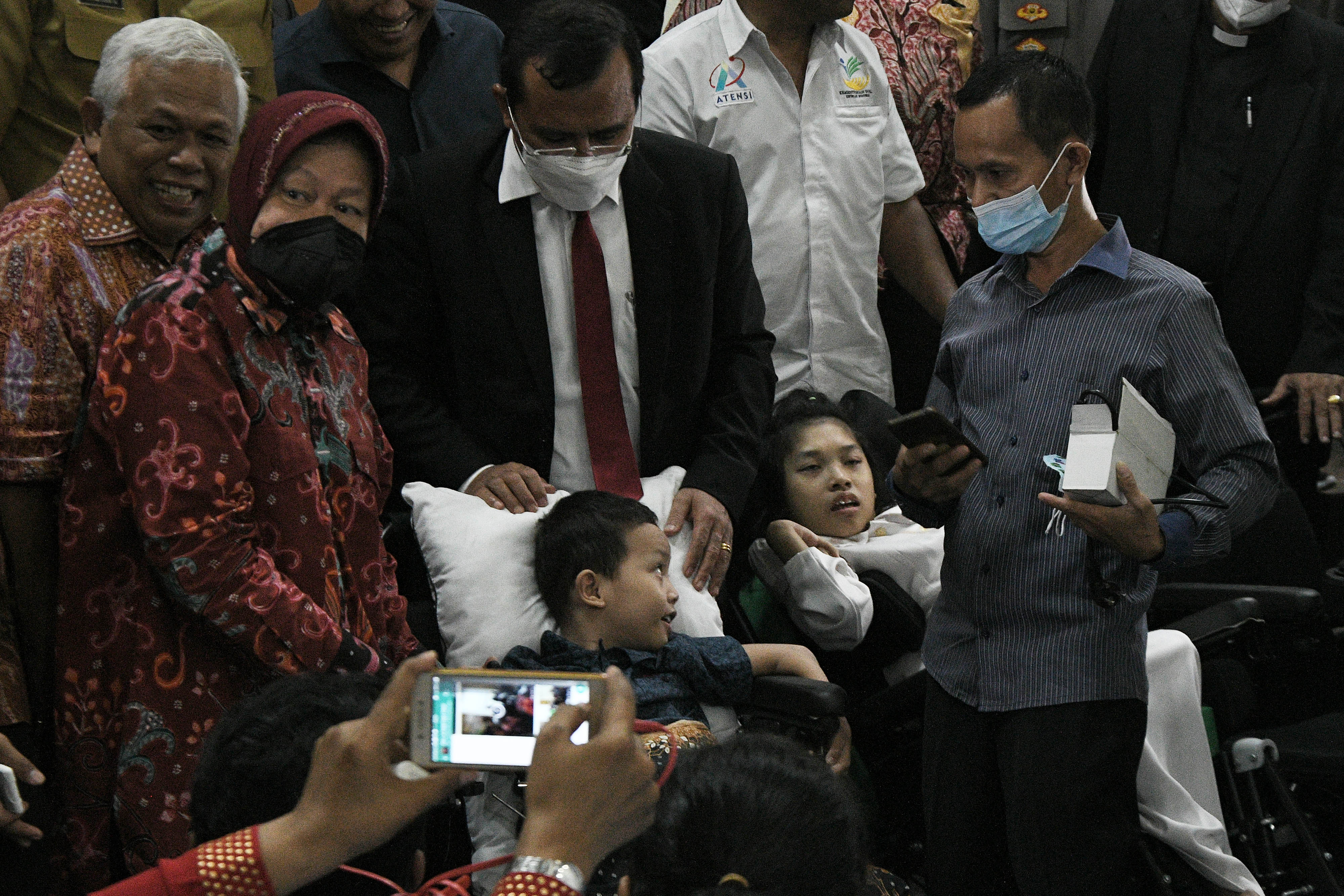 Menteri Sosial Tri Rismaharini mengunjungi jemaat penyandang disabilitas HKBP Rawalumbu, Bekasi, Jawa Barat, Senin (27/6) petang.