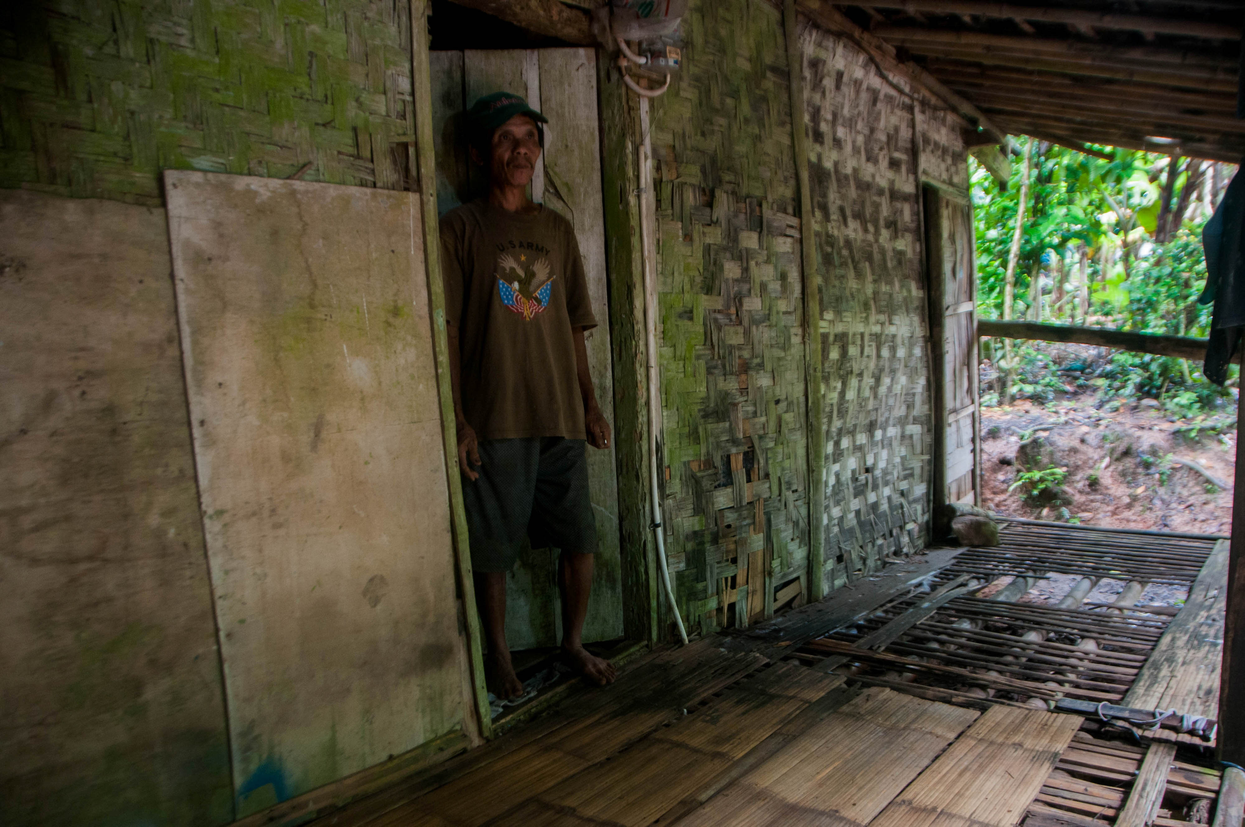 Warga tinggal di rumah tidak layak huni yang membutuhkan Program Bantuan Stimulan Perumahan Swadaya