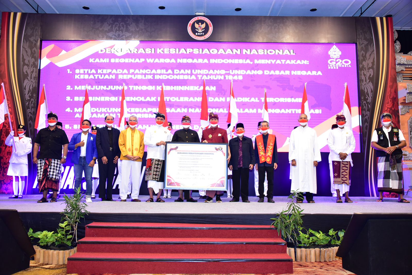 BNPT menggandeng 200 unsur masyarakat dari tokoh agama, tokoh adat, tokoh masyarakat, mahasiswa, dan pecalang cegah terorisme.