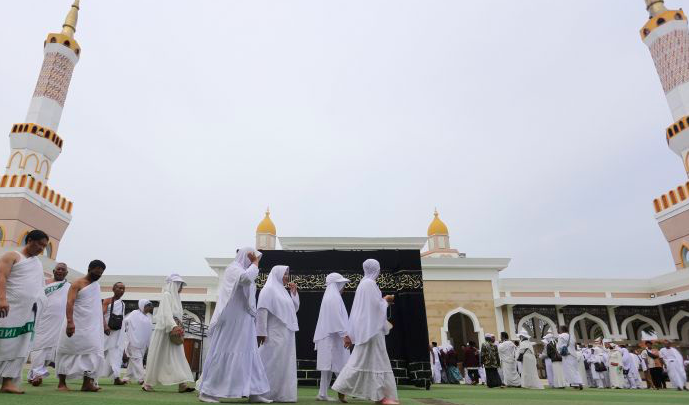 Ilustrasi - Calon jemaah haji melakukan manasik hajji di Islamic Centre Indramayu, Jawa Barat.