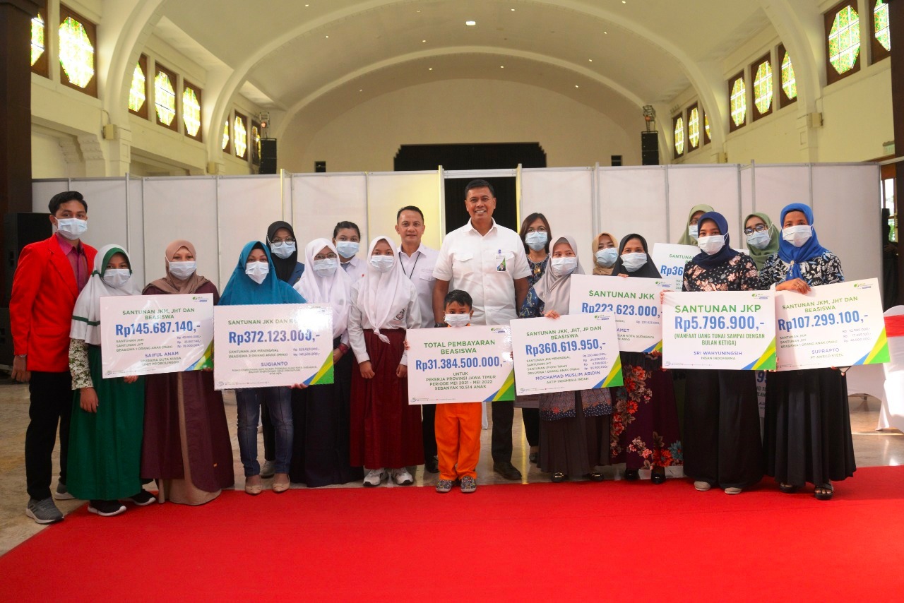 Dirut BPJS Ketanagakerjaan Anggoro Eko Cahyo berpose bersama anak yang menerim santunan beasiswa BPJS Ketanagakerjaan di Surabaya. 