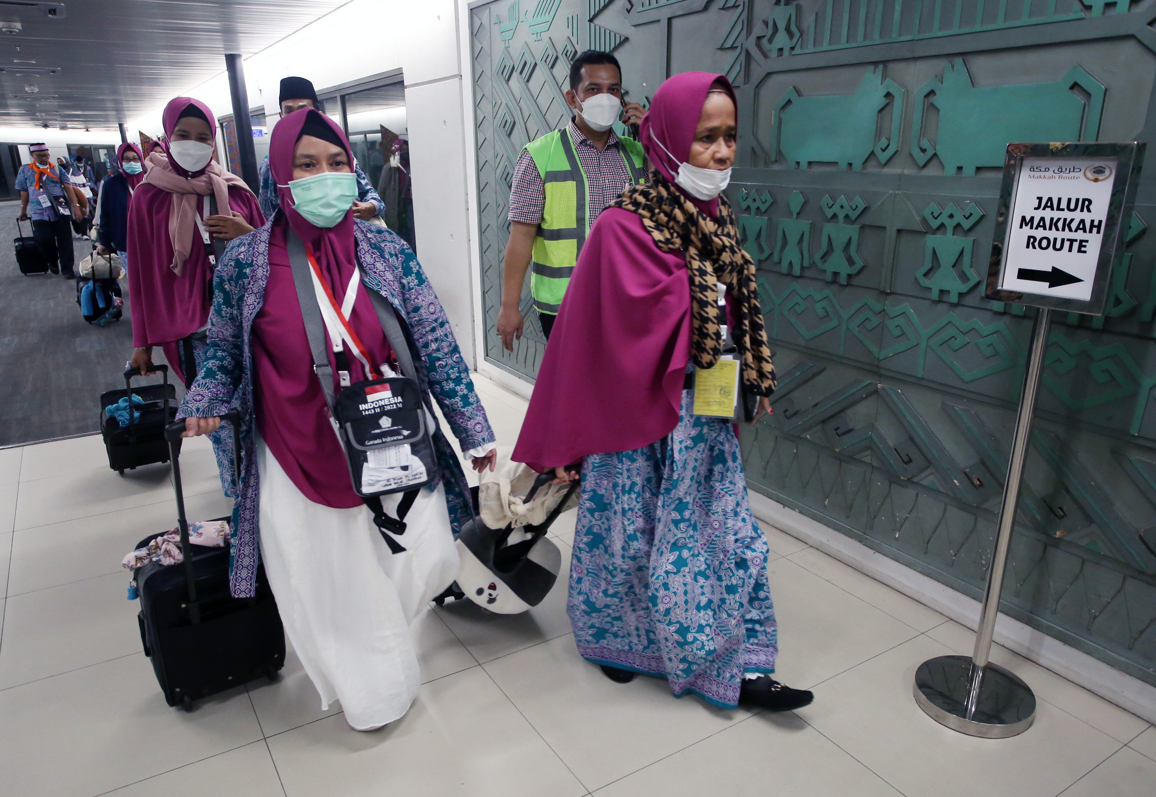 Jamaah calon haji bersiap memasuki pesawat di Terminal 2F Bandara Soekarno Hatta, Tangerang, Banten