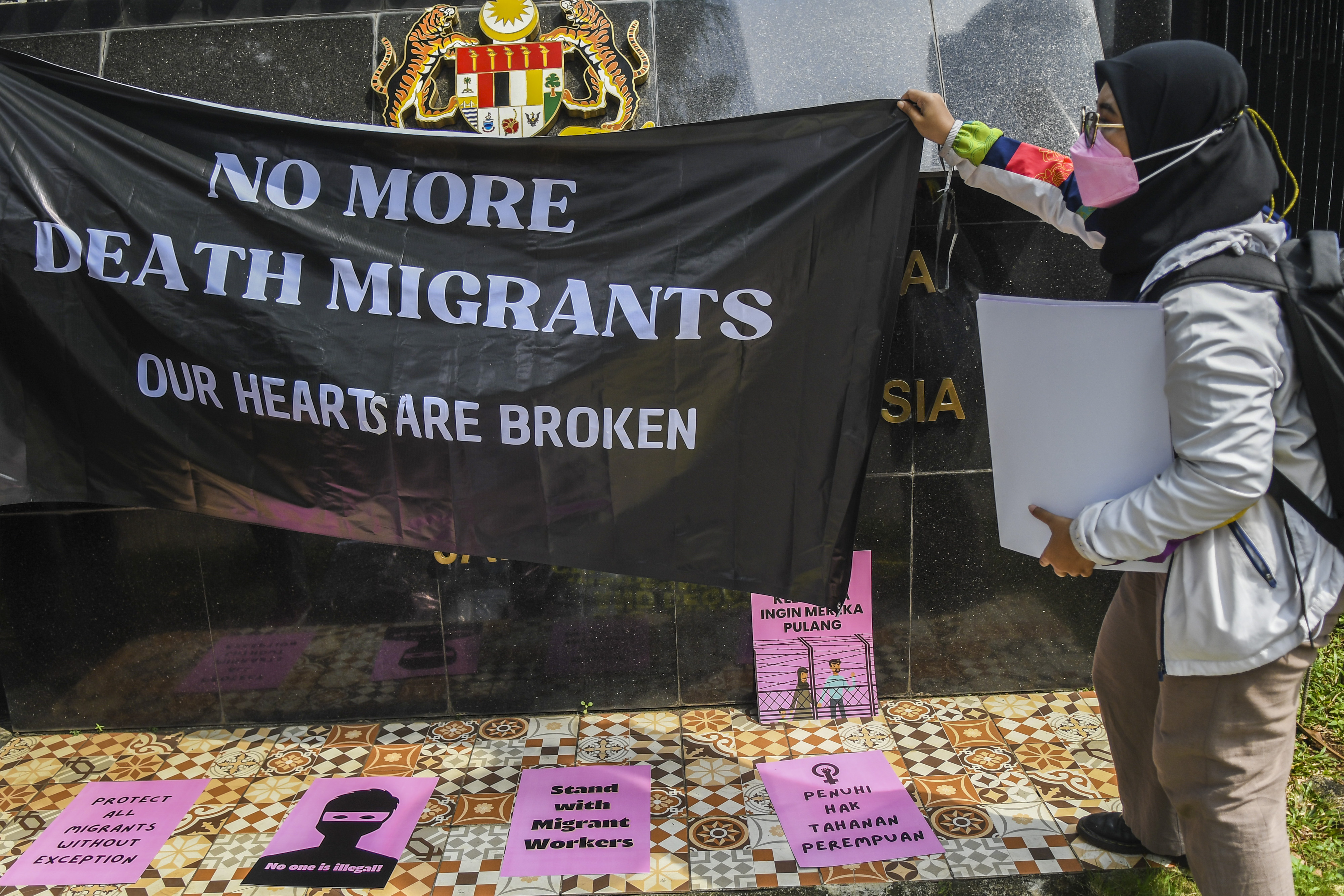 Poster yang dibentangkan pengunjuk rasa dari KBMB di depan Kedubes Malaysia, Jakarta, Jumat (24/6).