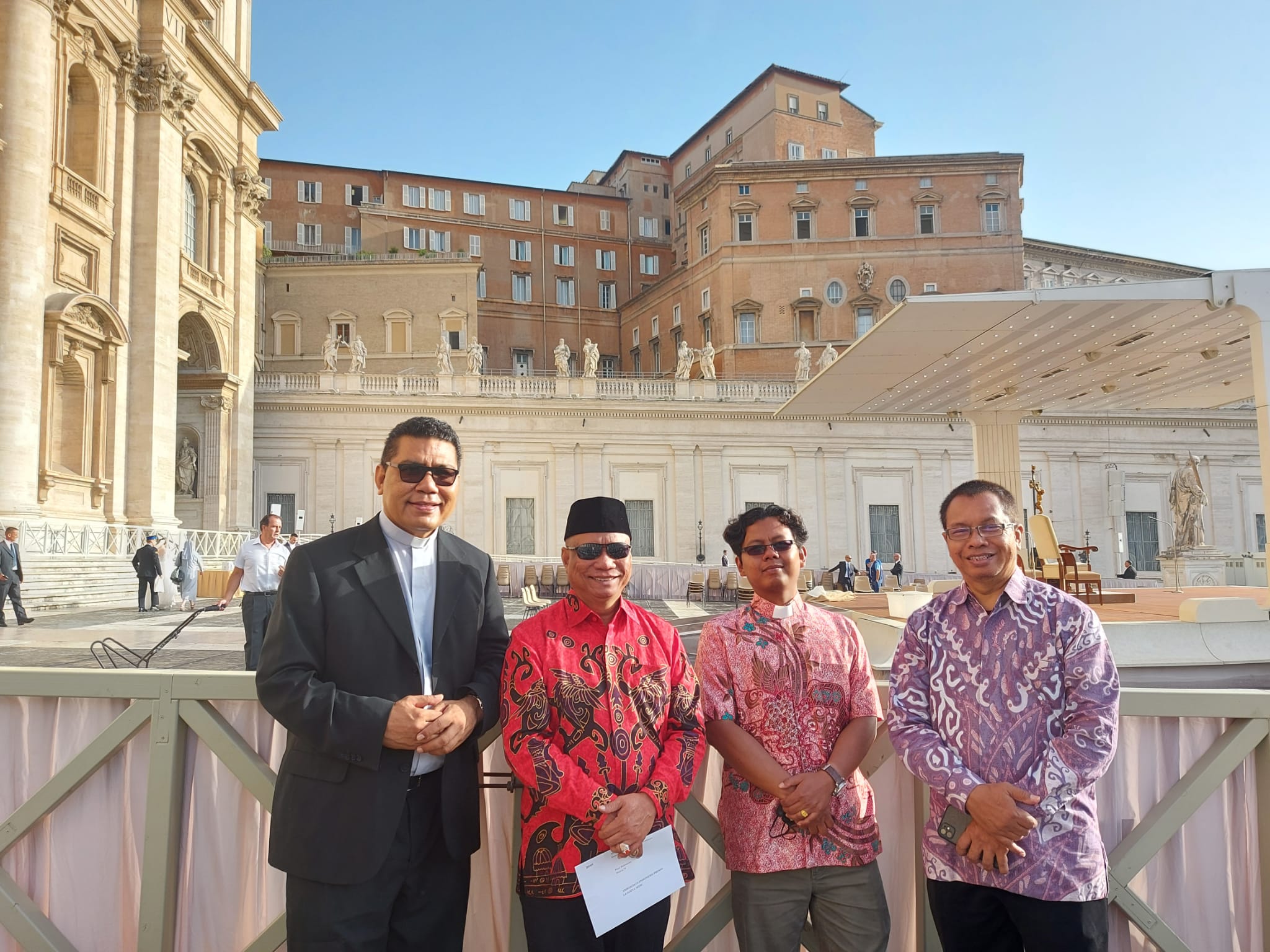 Rm Markus Solo Kewuta, AM Putut Prabantoro, Rm Antonius Suhermanto, dan L. Gora Kunjangan di Lapangan Basilica St. Petrus, Vatikan