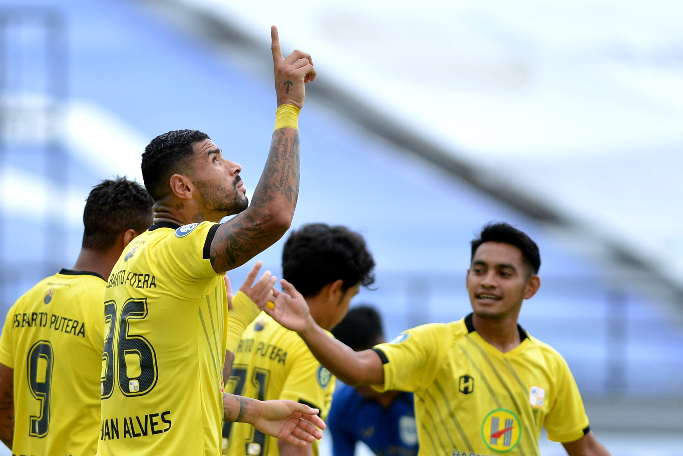 Pemain Barito Putera berselebrasi usai mencetak gol ke gawang lawan.