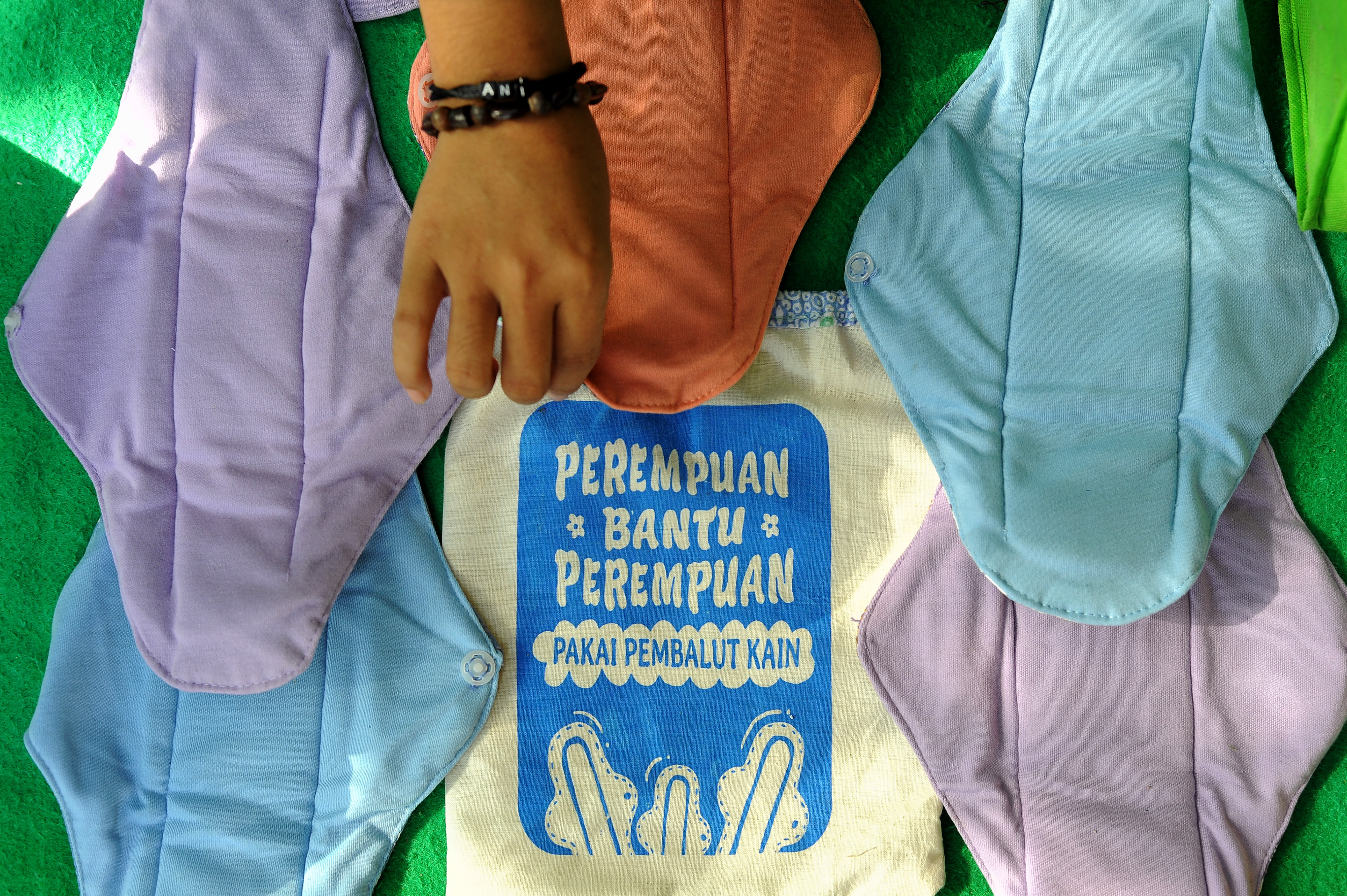 Anggota Beranda Perempuan merapikan pembalut kain produksi penyintas kekerasan seksual saat pendampingan di Jambi, Selasa (17/5/2022).