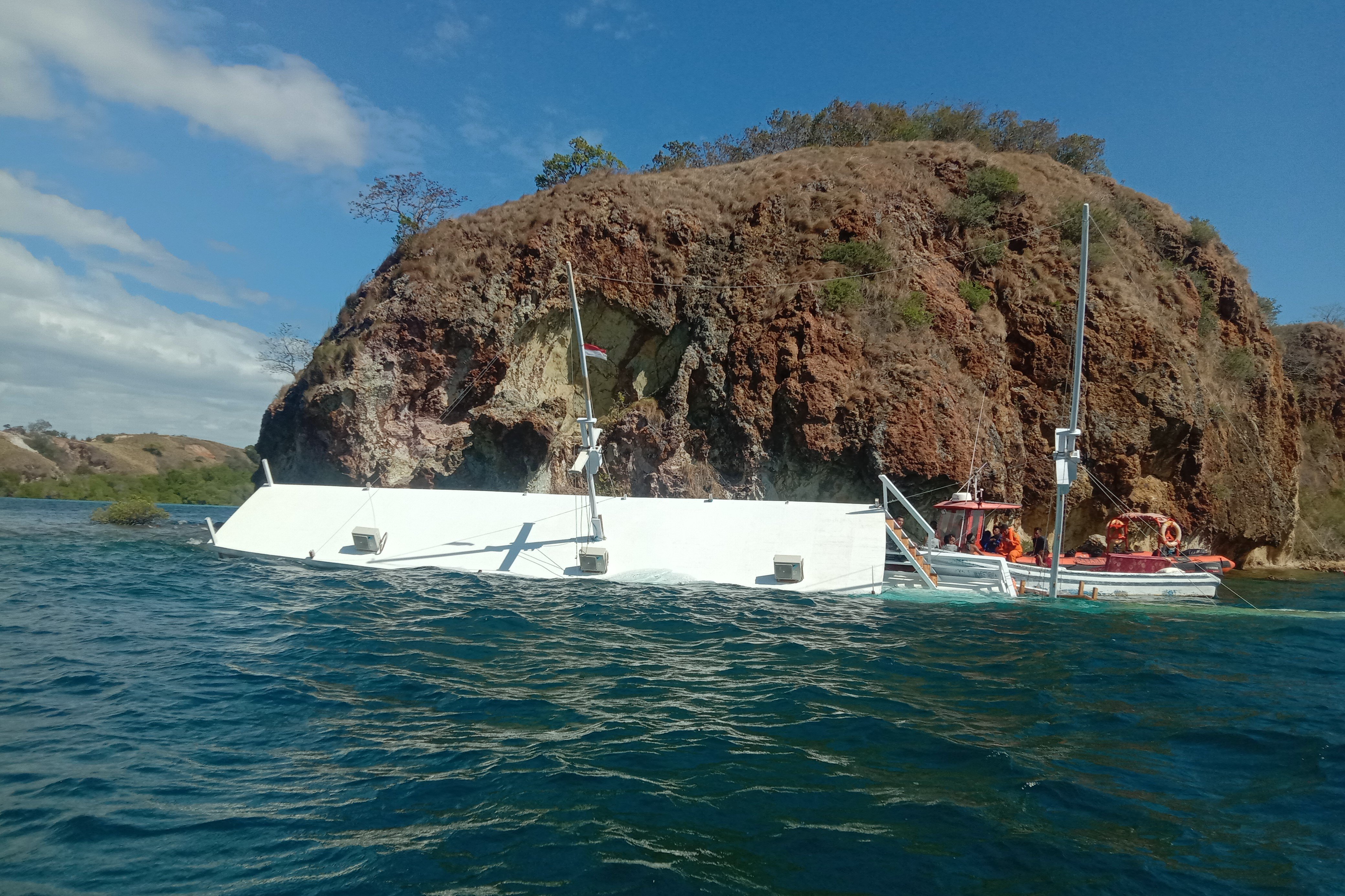 Kapal Wisata Labiana karam di Pulau Kambing kawasan TN Komodo dekat Pulau Rinca.