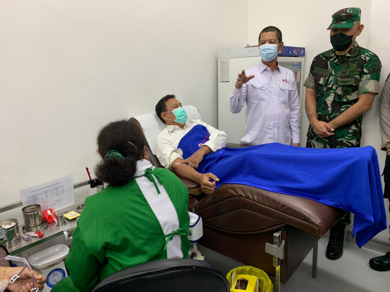 Ketua PMI DKI Jakarta Rustam Effendi di Unit Donor Darah (UDD) Pecenongan, Jakarta Pusat, Rabu (1/6).