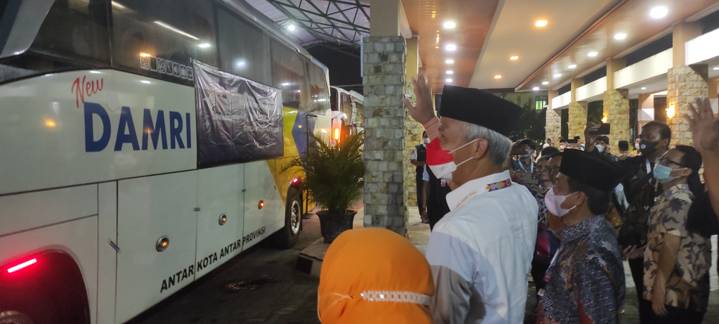 Ganjar: Alhamdulilah, Nabung Rp10 Ribu Setiap Hari, Pedagang Pecel Bisa Berangkat Haji