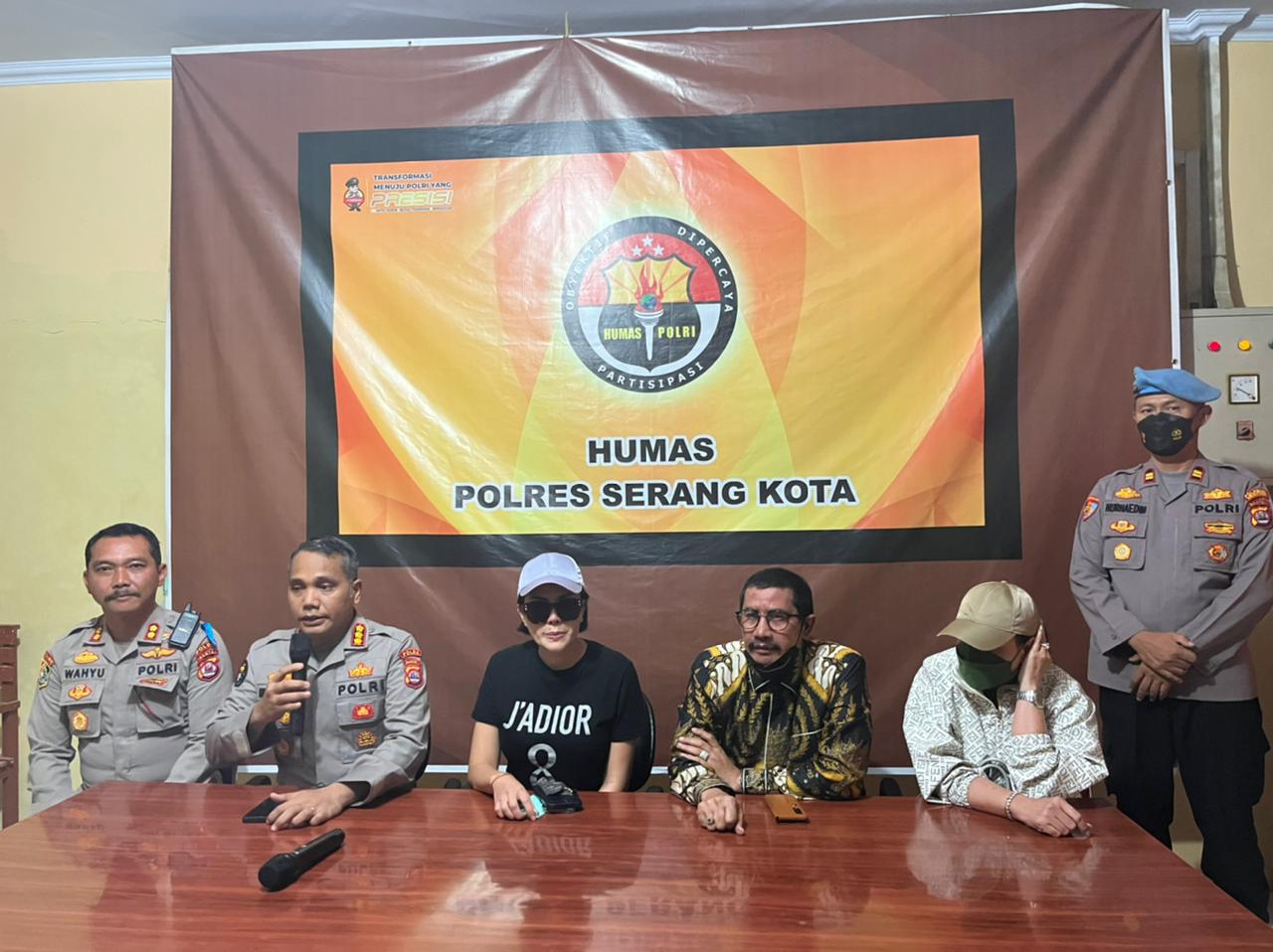 Polresta Serang Kota Gelar konferensi pers bersama artis Nikita Mirzani di Serang, Banten, pada Rabu (15/8).