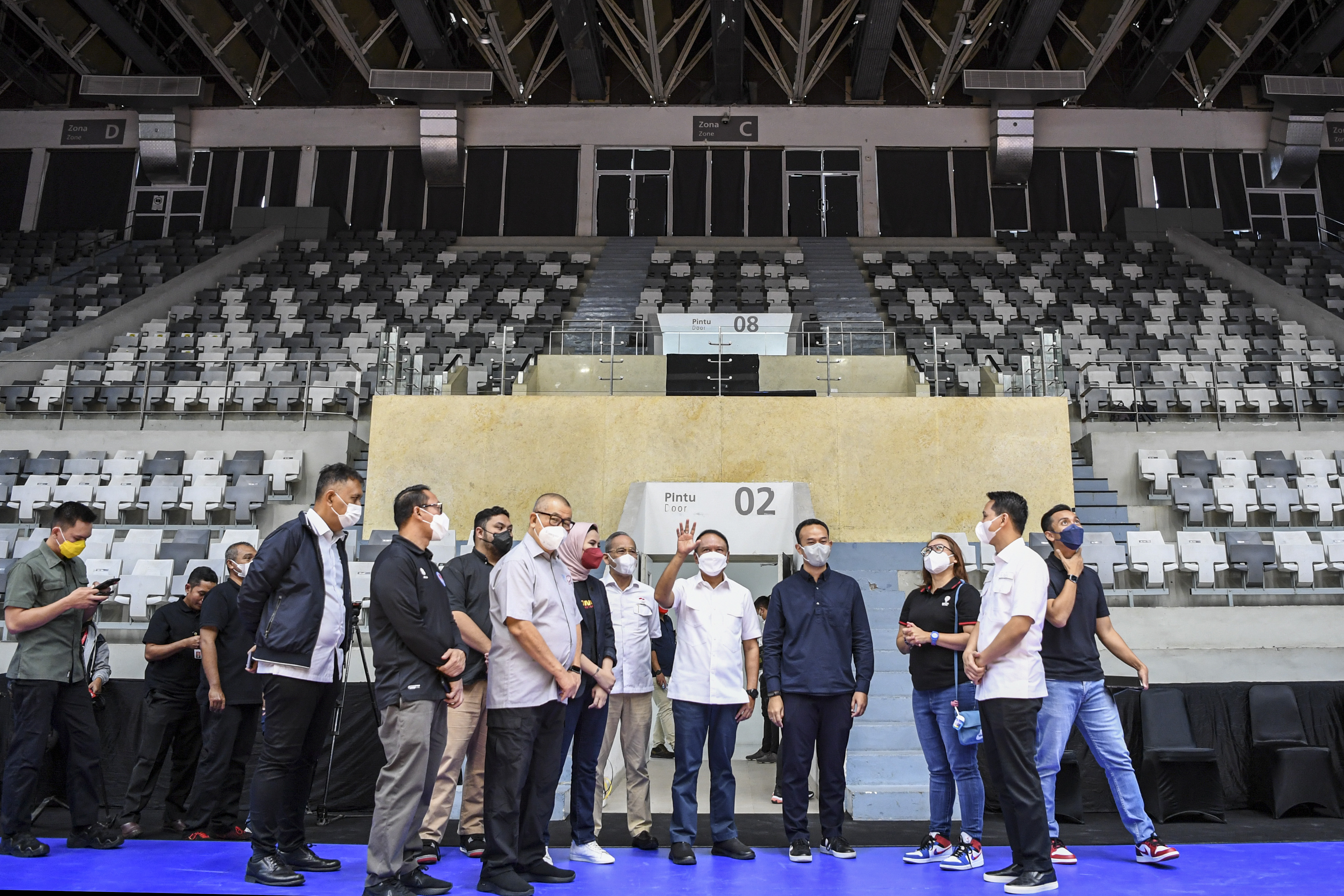 Menpora Zainudin Amali (tengah) berbincang dengan sejumlah ofisial saat meninjau Istora Senayan.