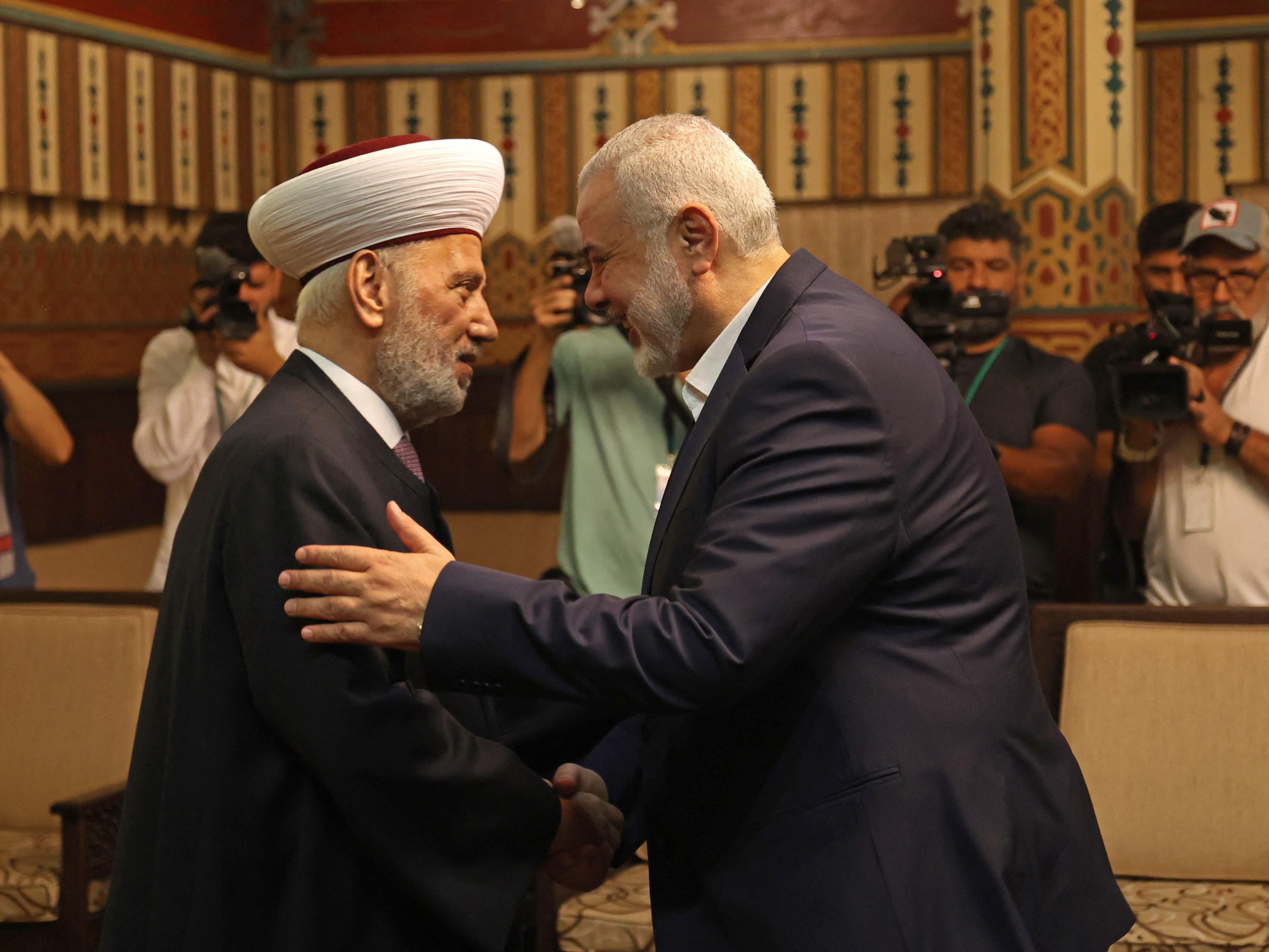 Mufti Besar Libanon Sheikh Abdel-Latif Derian menerima pemimpin Hamas Ismail Haniyeh (kanan) di Dar al-Fatwa, Beirut, Rabu (22/6).